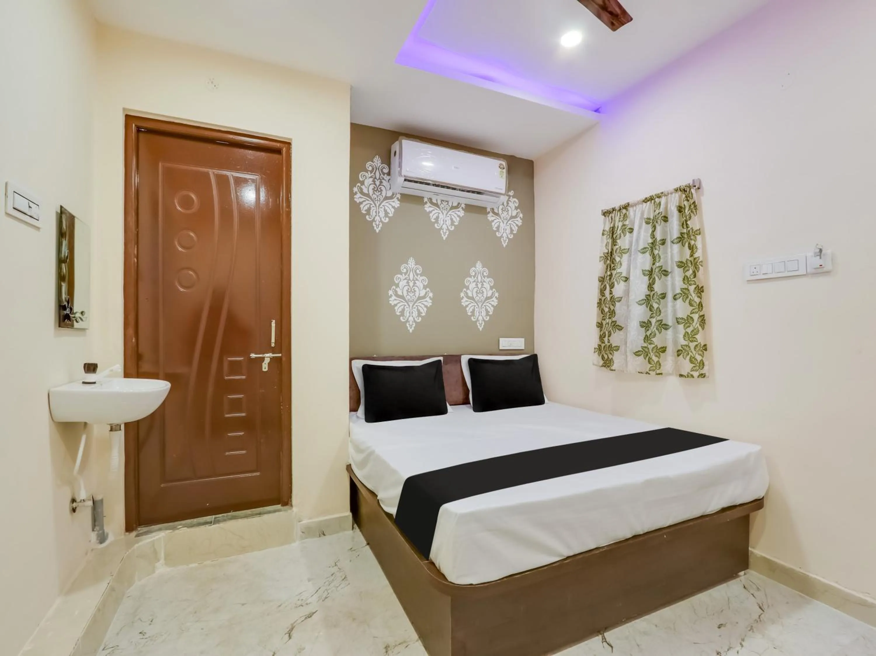 Bedroom, Bed in Hotel O BSS INNS