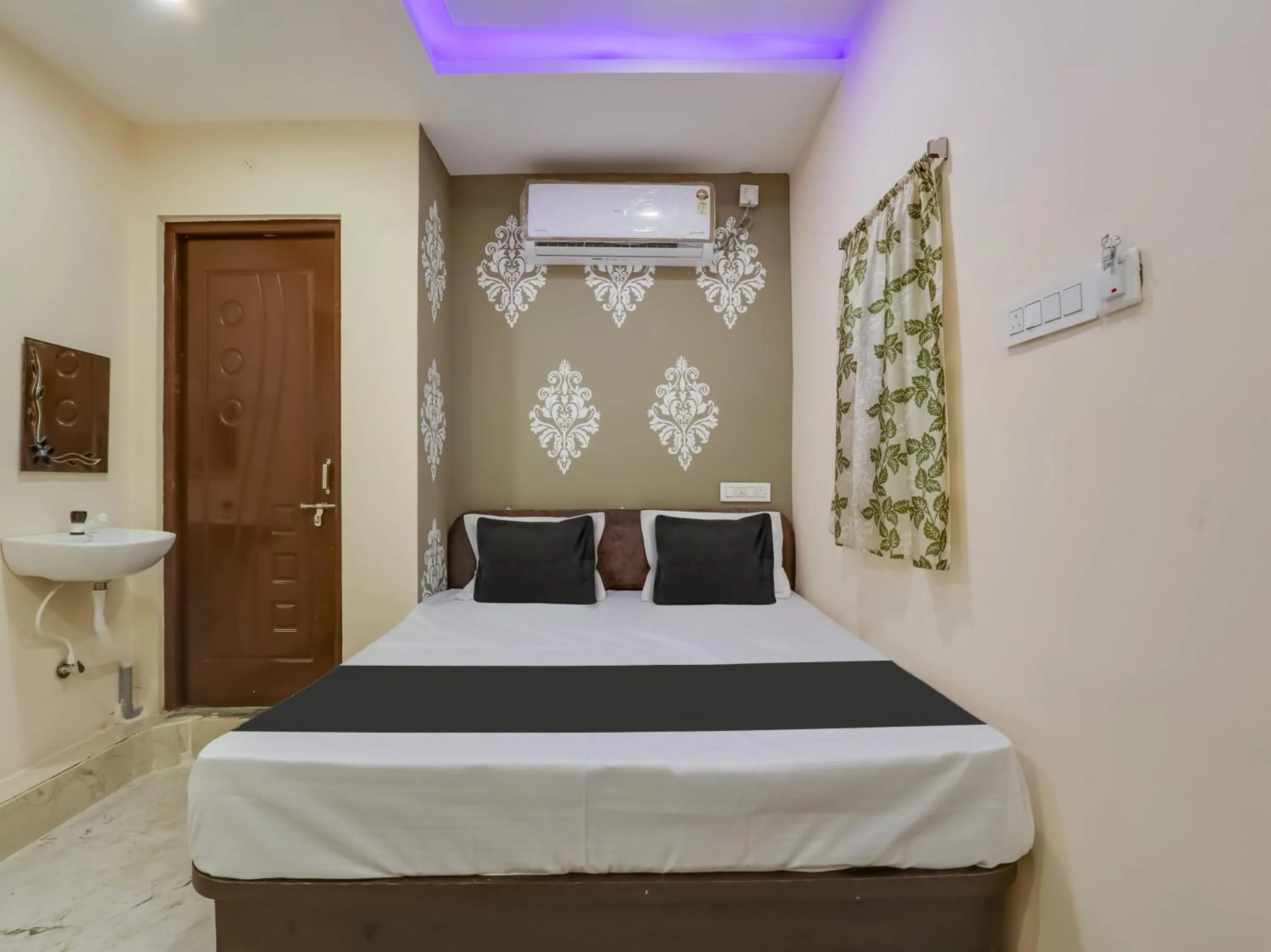 Bedroom, Bed in Hotel O BSS INNS