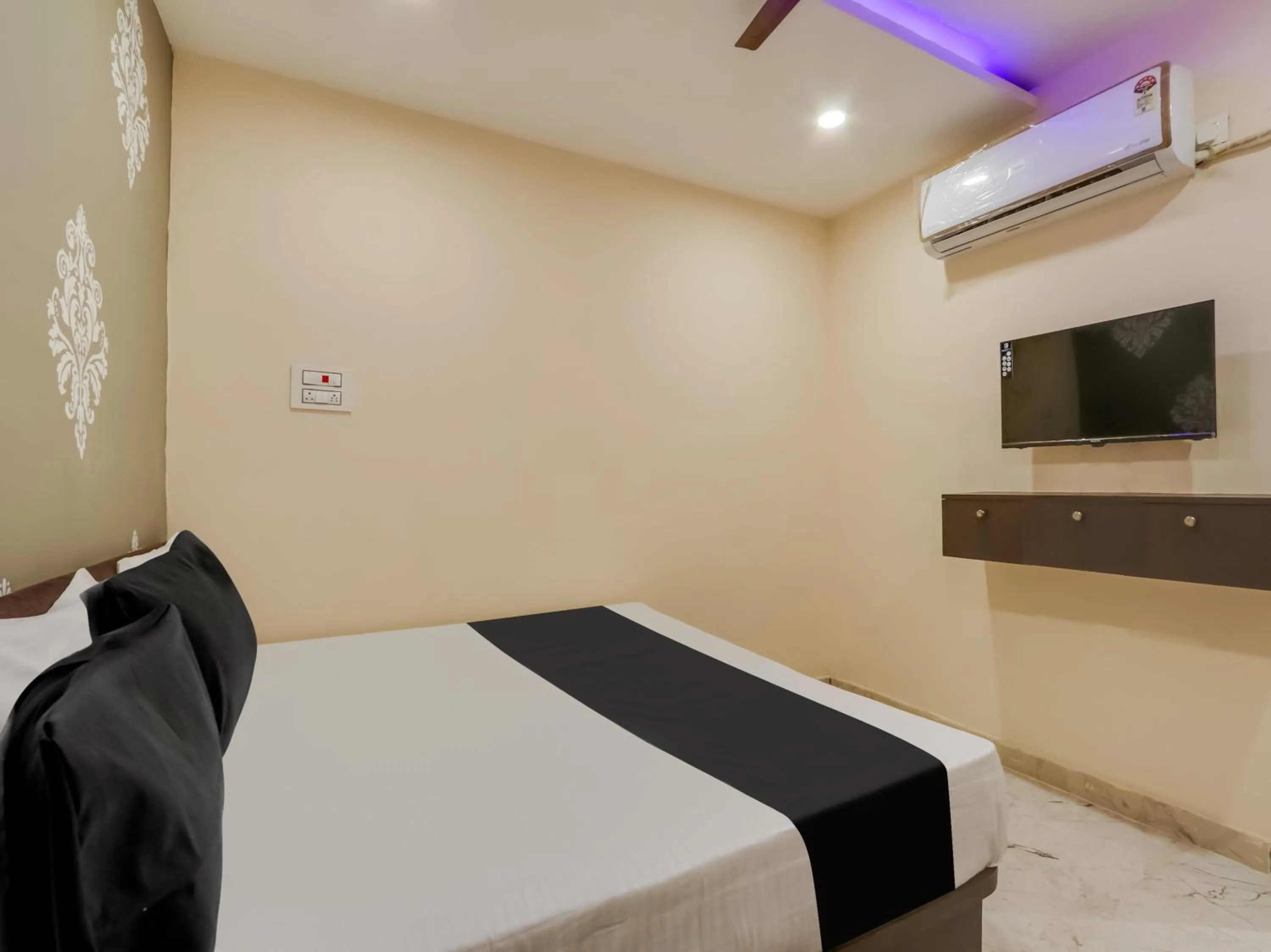 Lobby or reception, Bed in Hotel O BSS INNS