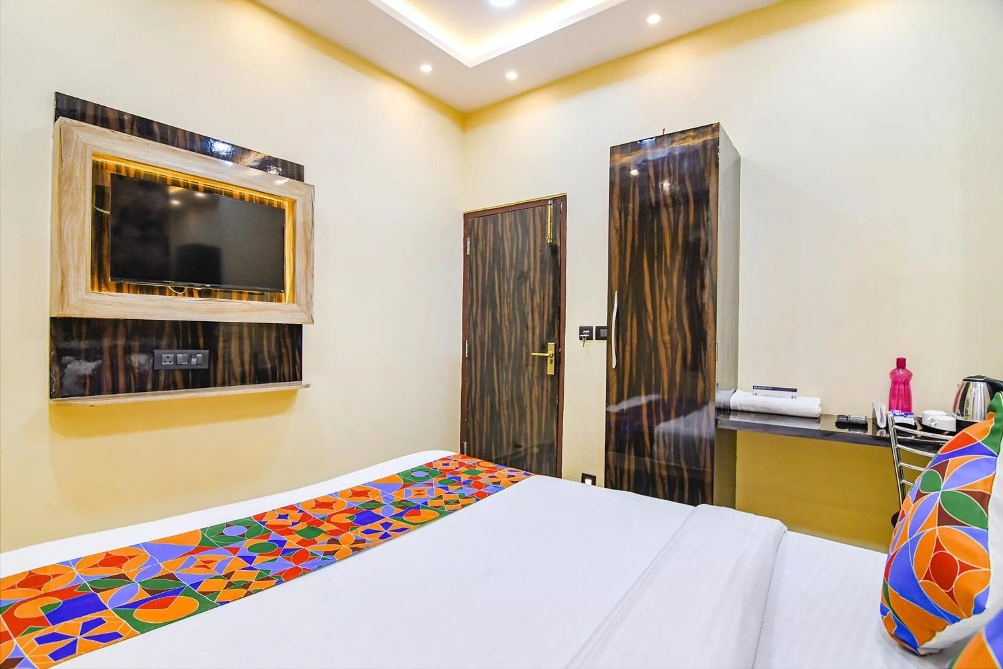 Bed in FabHotel Royal Park Inn - Nr Eden Garden Stadium