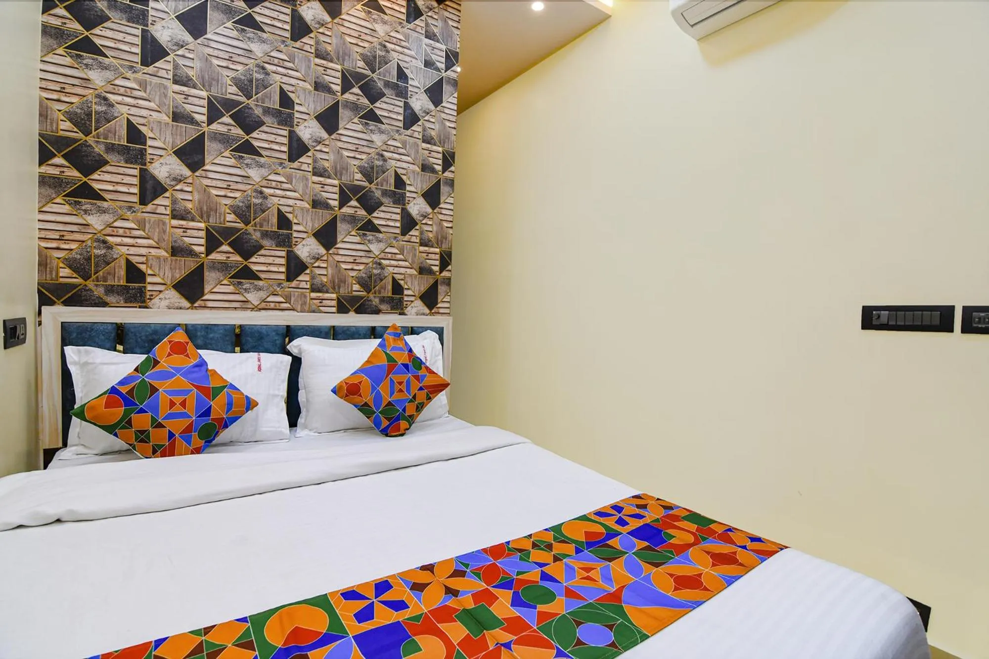 Bed in FabHotel Royal Park Inn - Nr Eden Garden Stadium