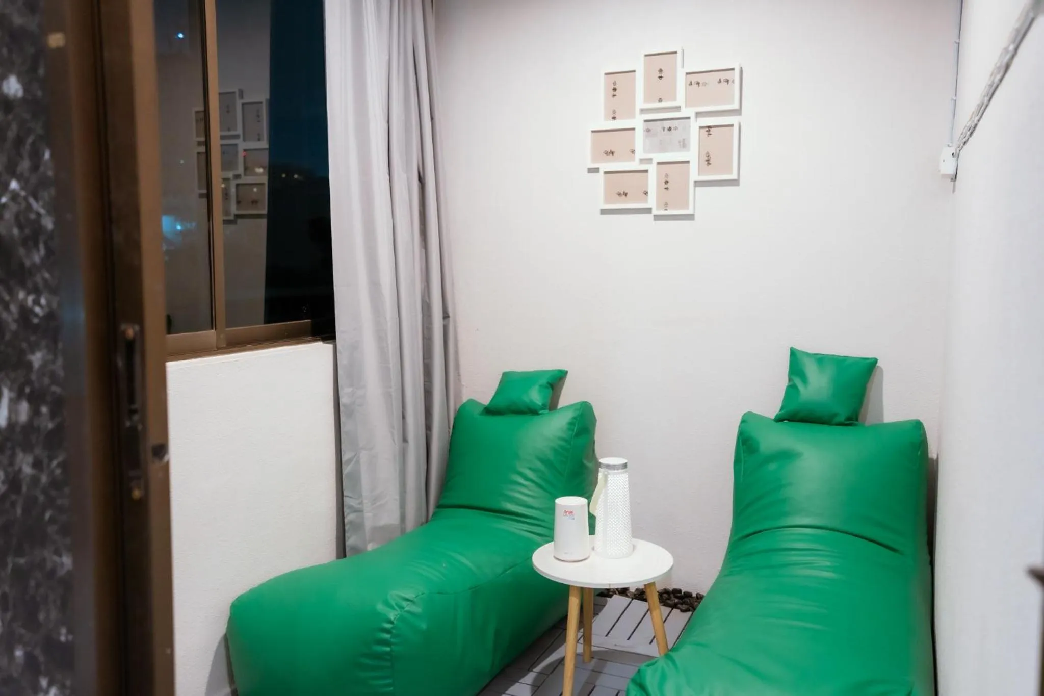 Living room in 420 Hostel - Ekkamai Buds & Beds