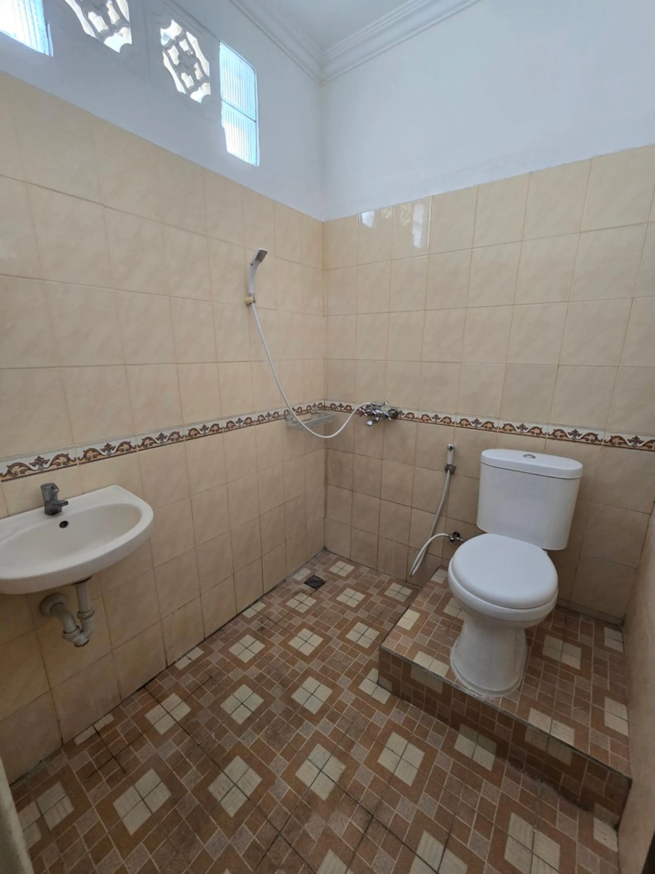 Shower in Omah Manahan