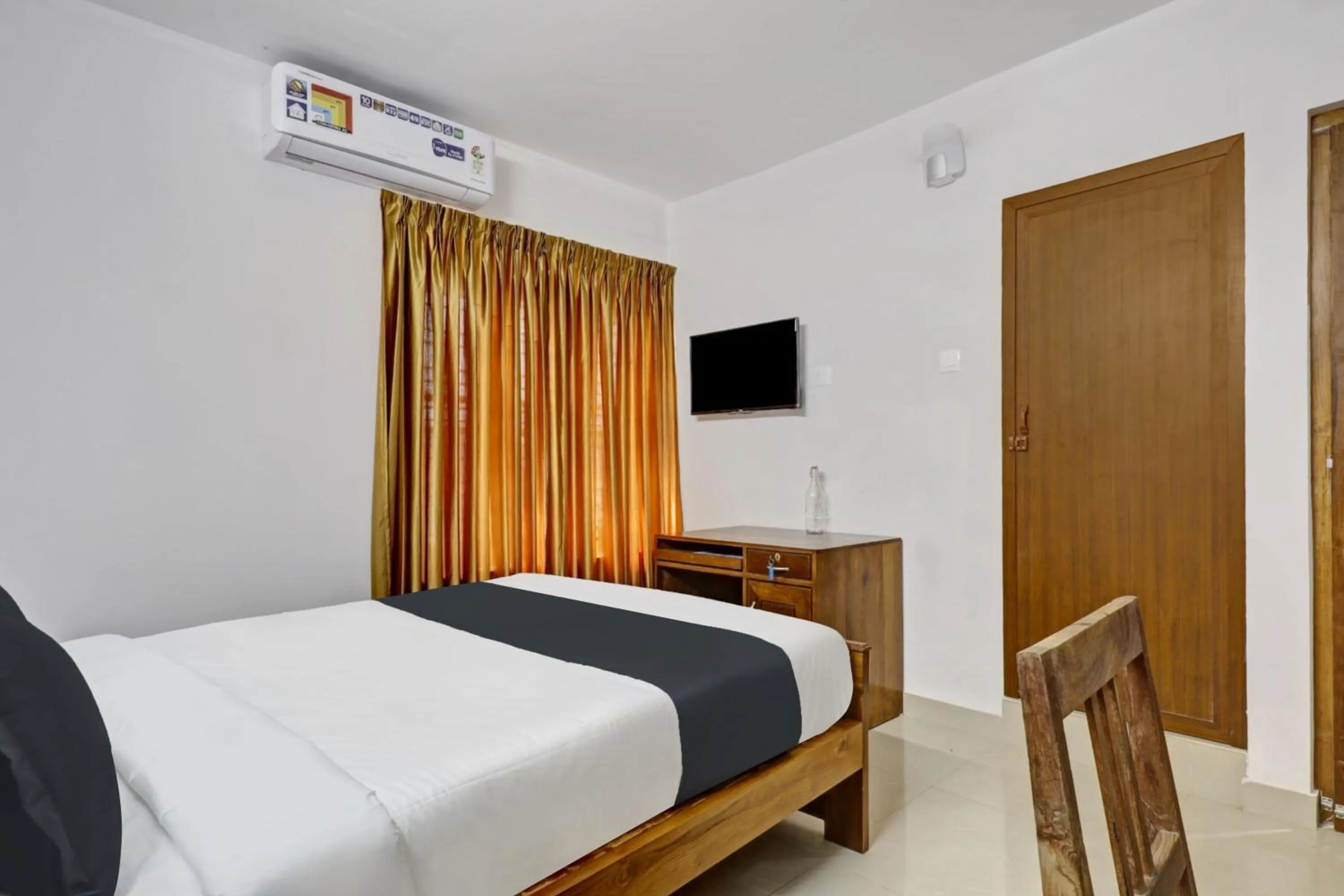 Bedroom, Bed in Super Hotel O Anayara Near Lulu Mall formerly Timber Residency