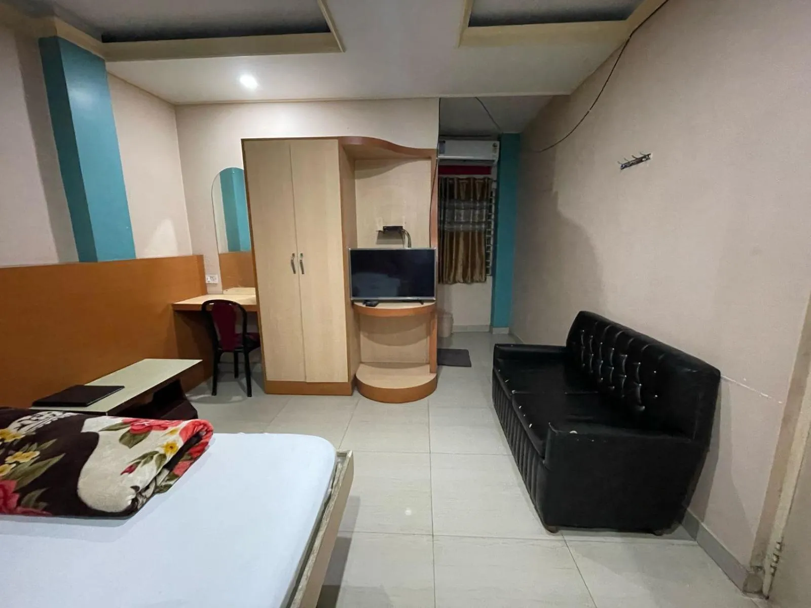 wardrobe, Bed in Starline Hotel