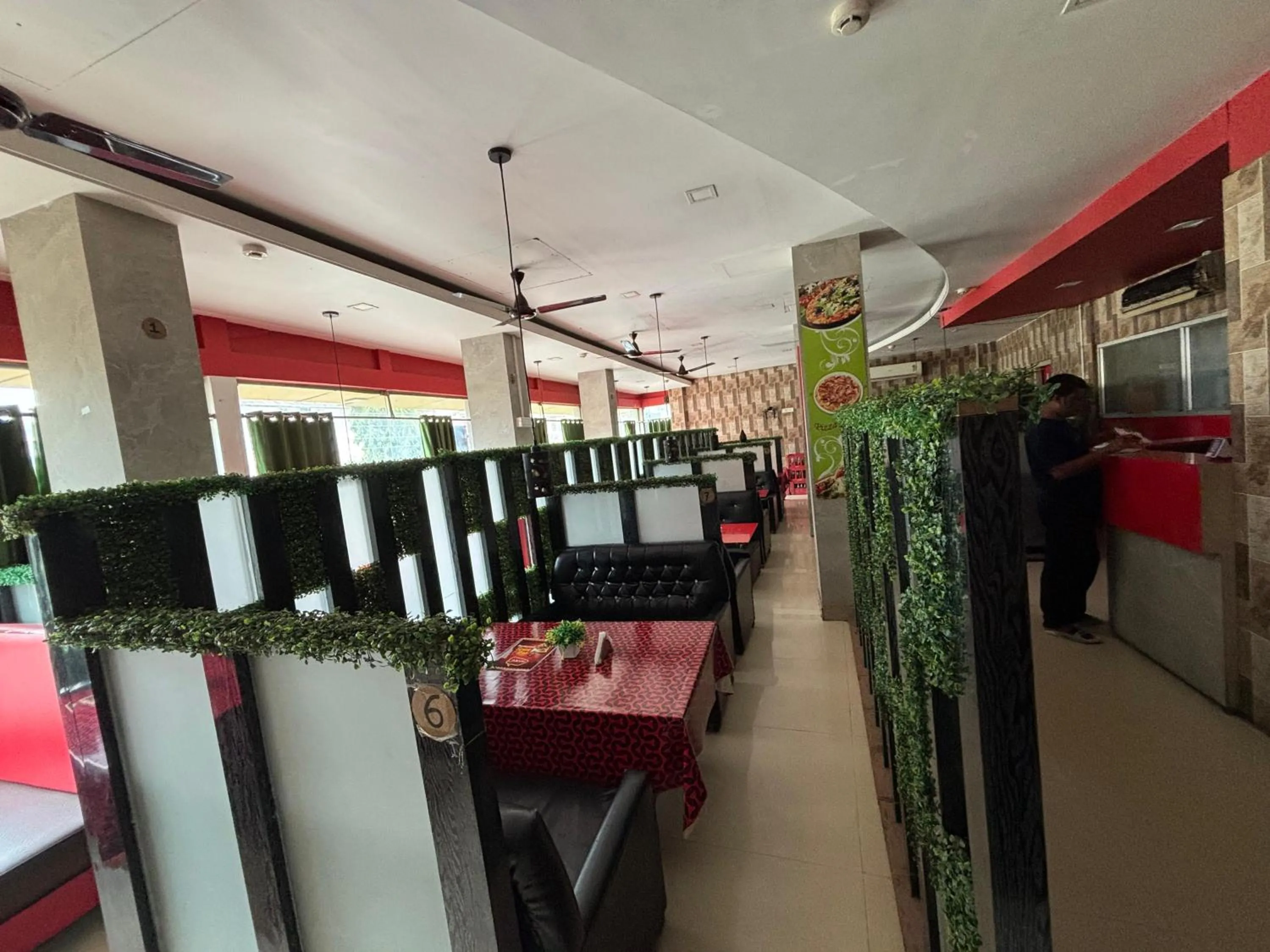 Restaurant/places to eat in Starline Hotel