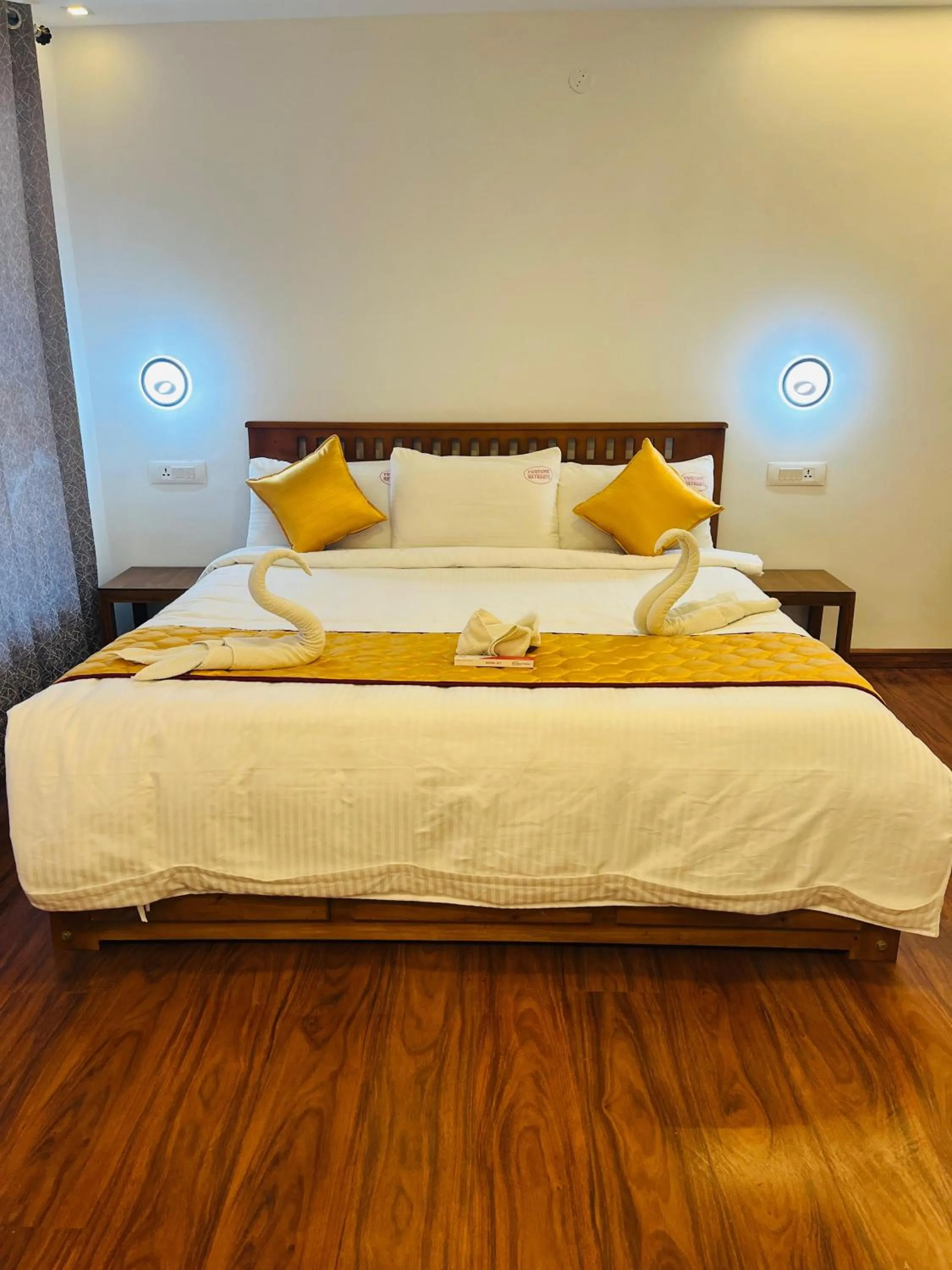 Photo of the whole room, Bed in Fortune Retreats