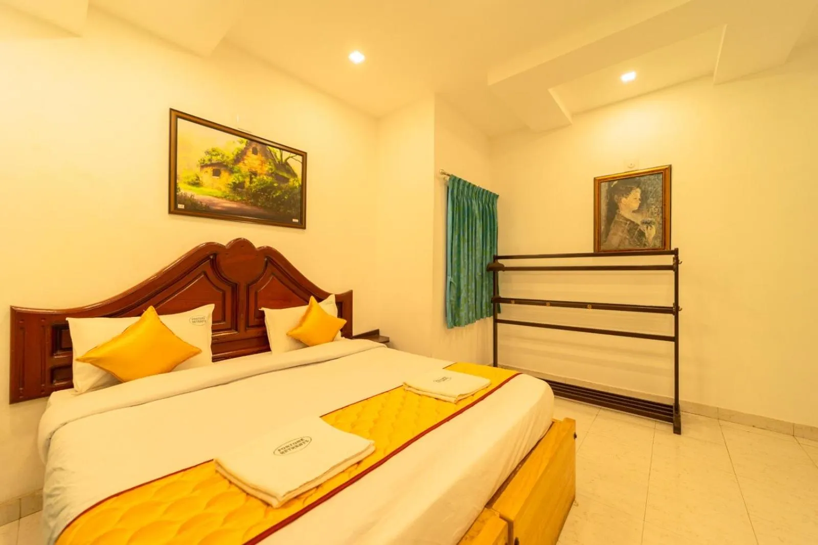 Photo of the whole room, Bed in Fortune Retreats