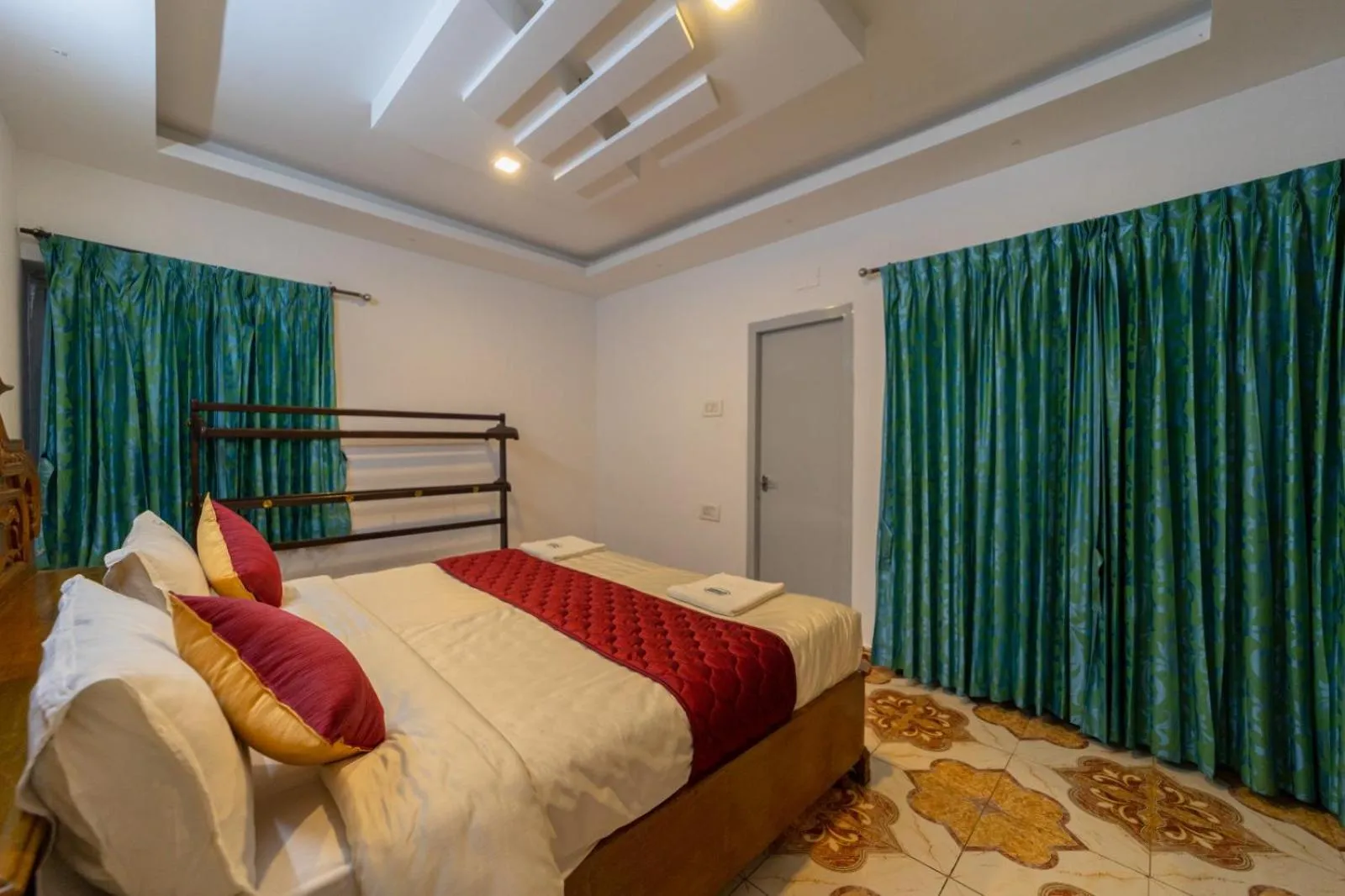 Photo of the whole room, Bed in Fortune Retreats