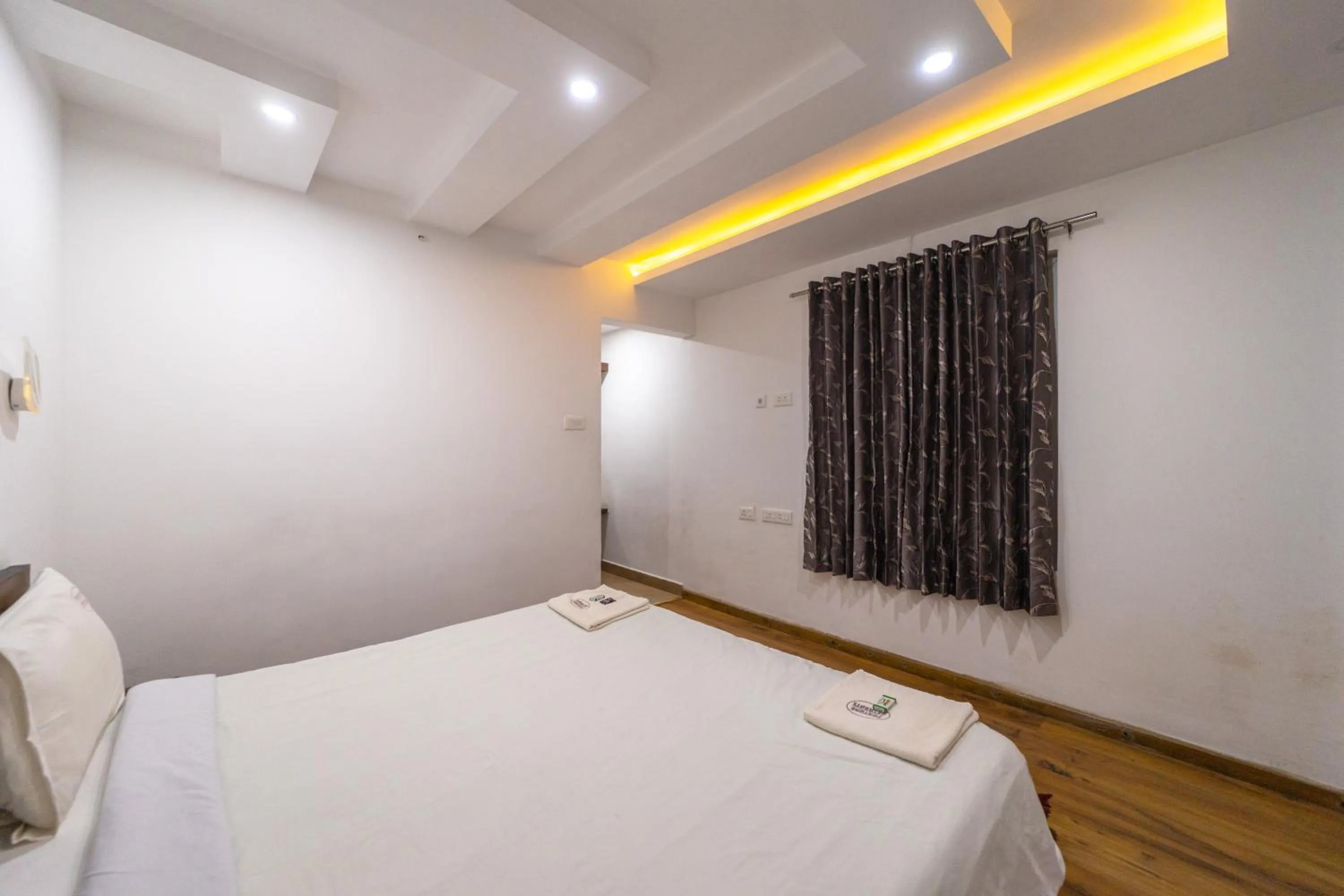 Photo of the whole room, Bed in Fortune Retreats