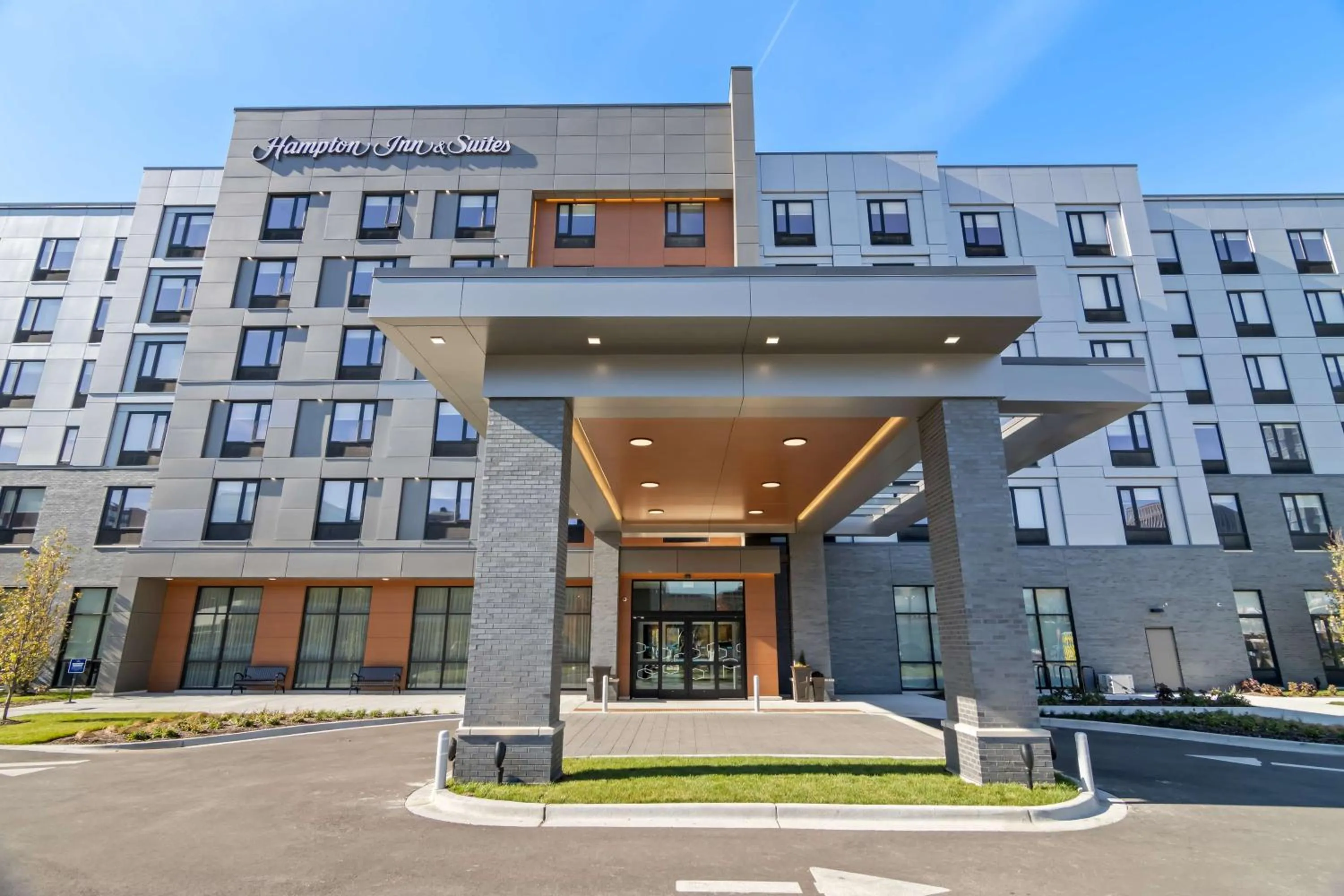 Property building in Hampton Inn & Suites Chicago Medical District Uic