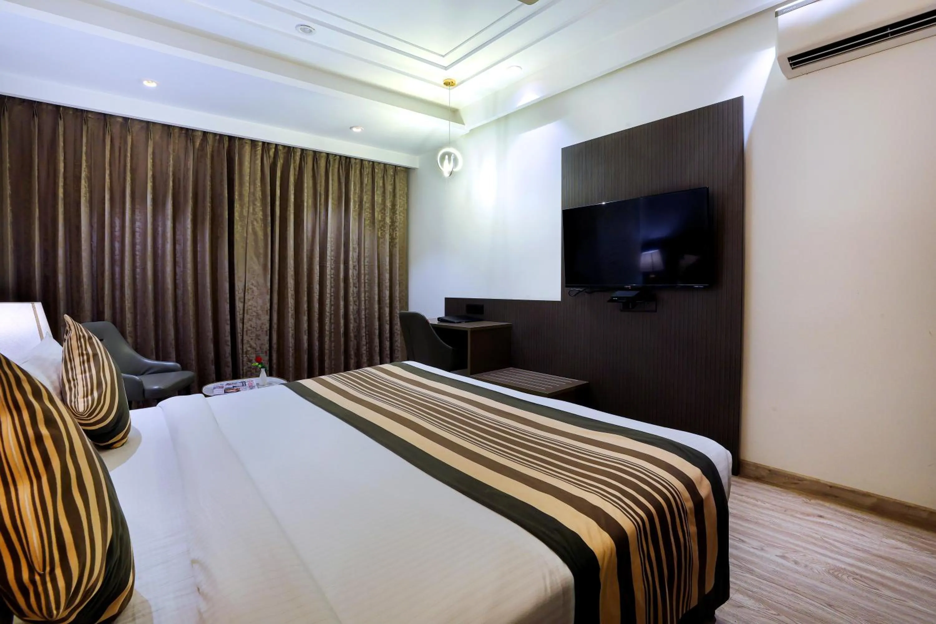 Photo of the whole room, Bed in OPO Iffco Chowk, Gurgaon