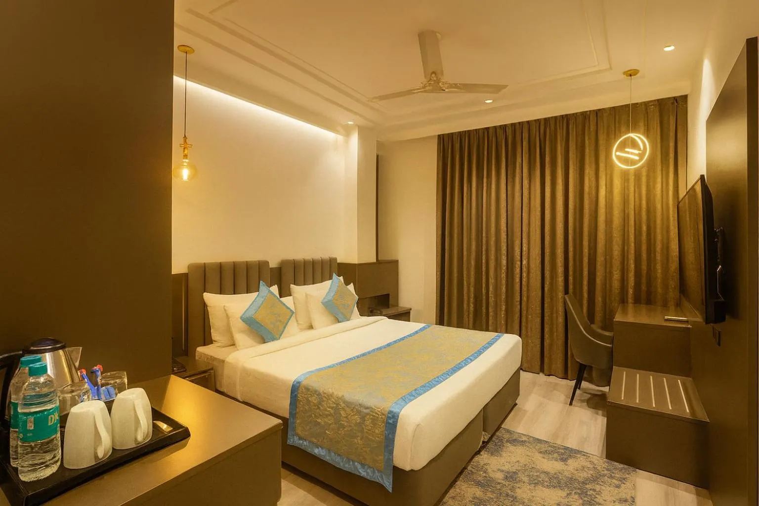 Bedroom, Bed in OPO Iffco Chowk, Gurgaon