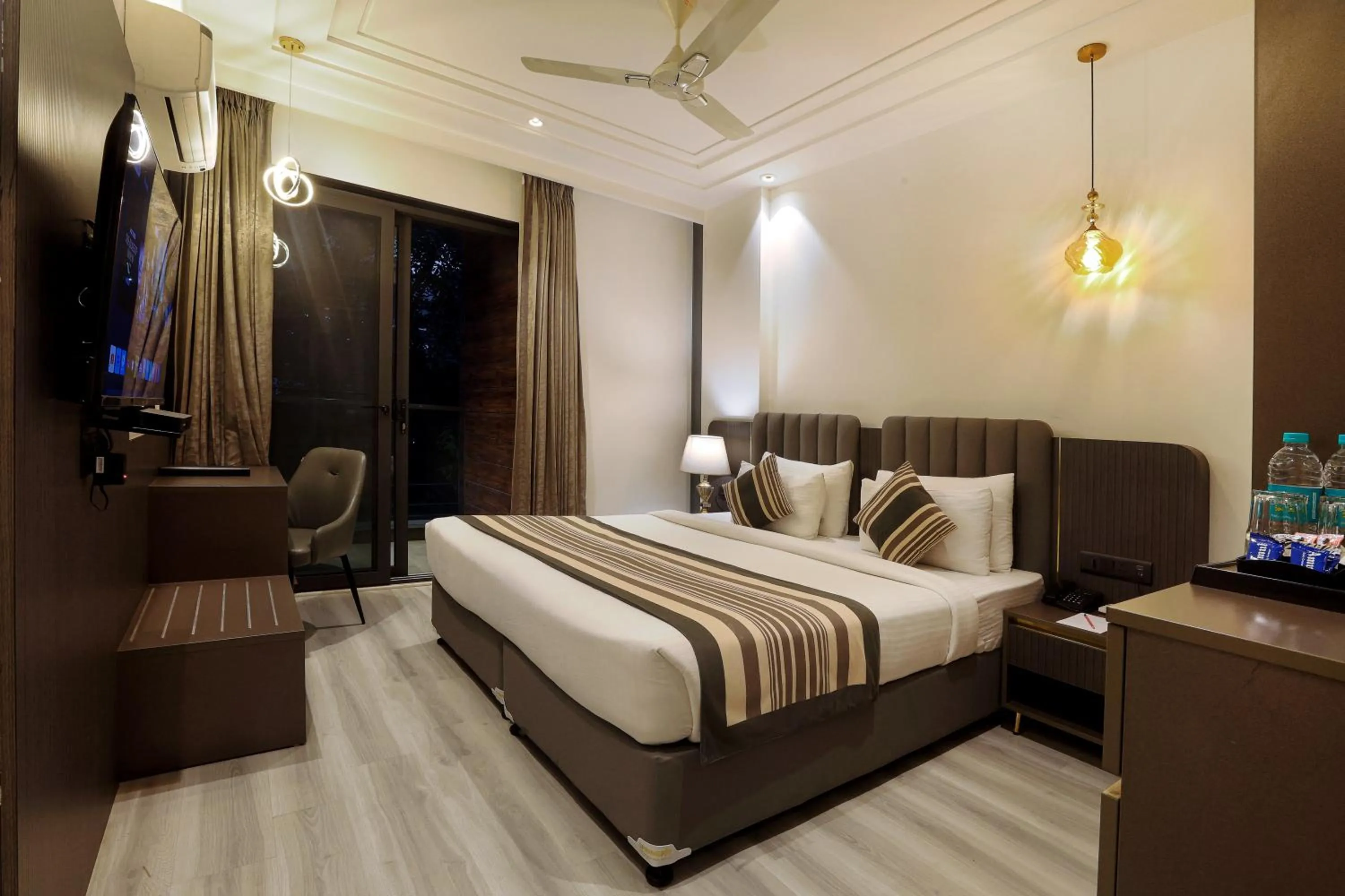 Photo of the whole room, Bed in OPO Iffco Chowk, Gurgaon