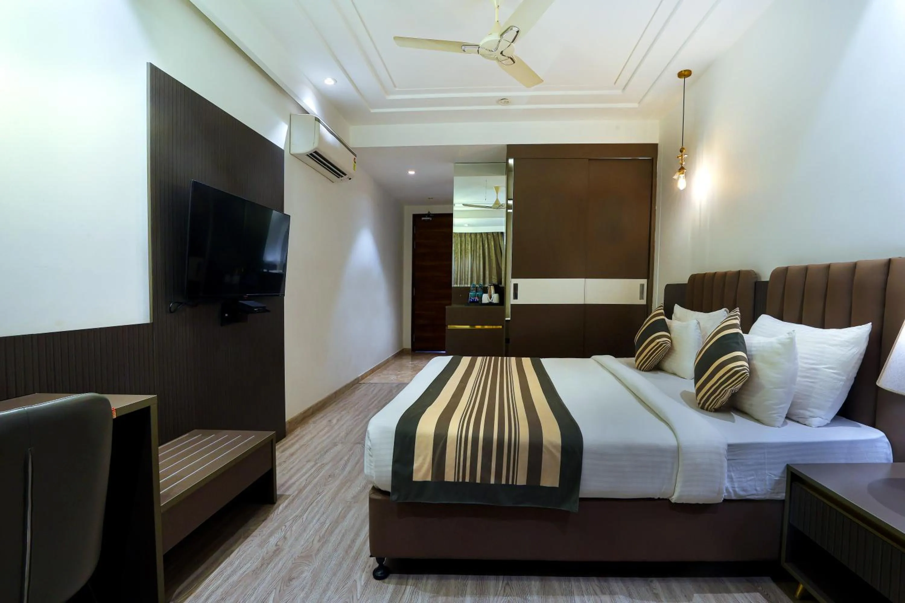 Photo of the whole room, Bed in OPO Iffco Chowk, Gurgaon
