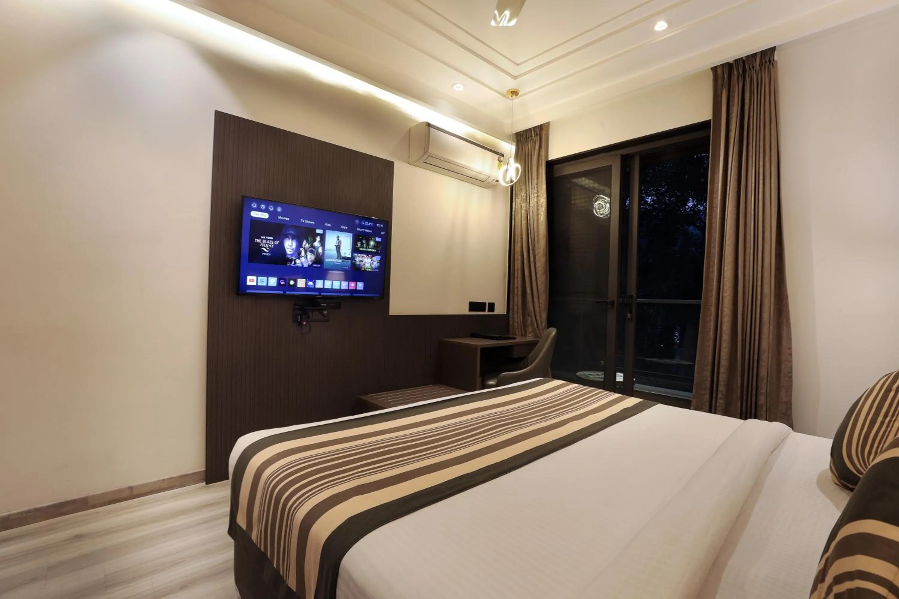 Photo of the whole room, Bed in OPO Iffco Chowk, Gurgaon