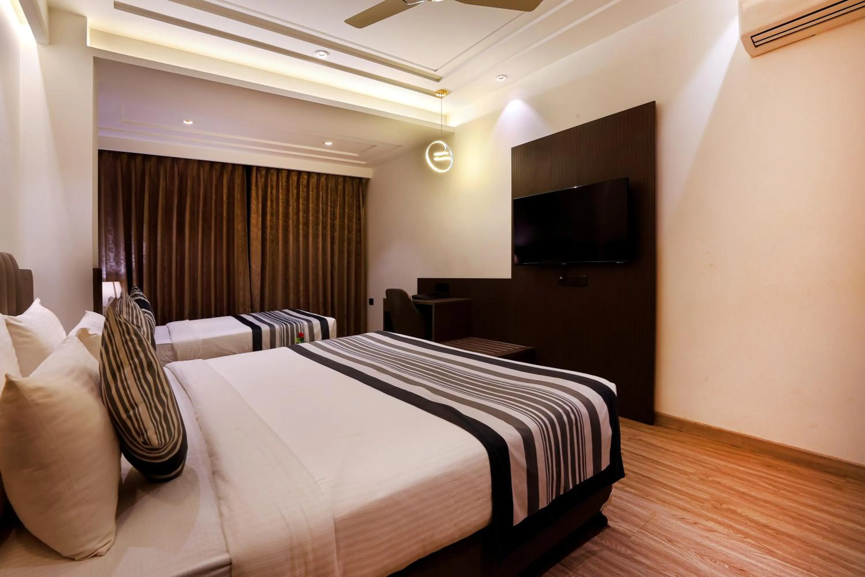 Photo of the whole room, Bed in OPO Iffco Chowk, Gurgaon