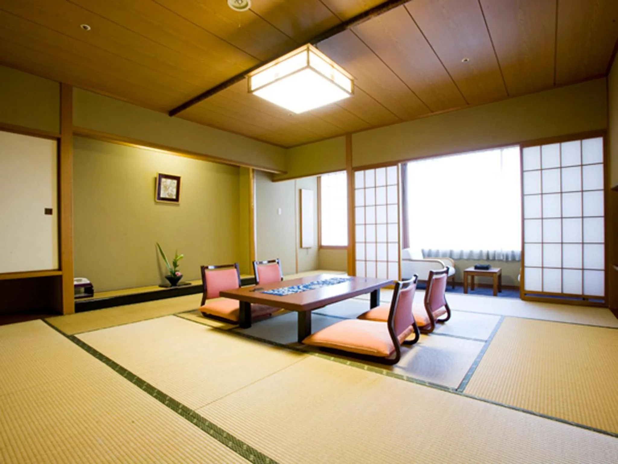 Photo of the whole room in Shofuen