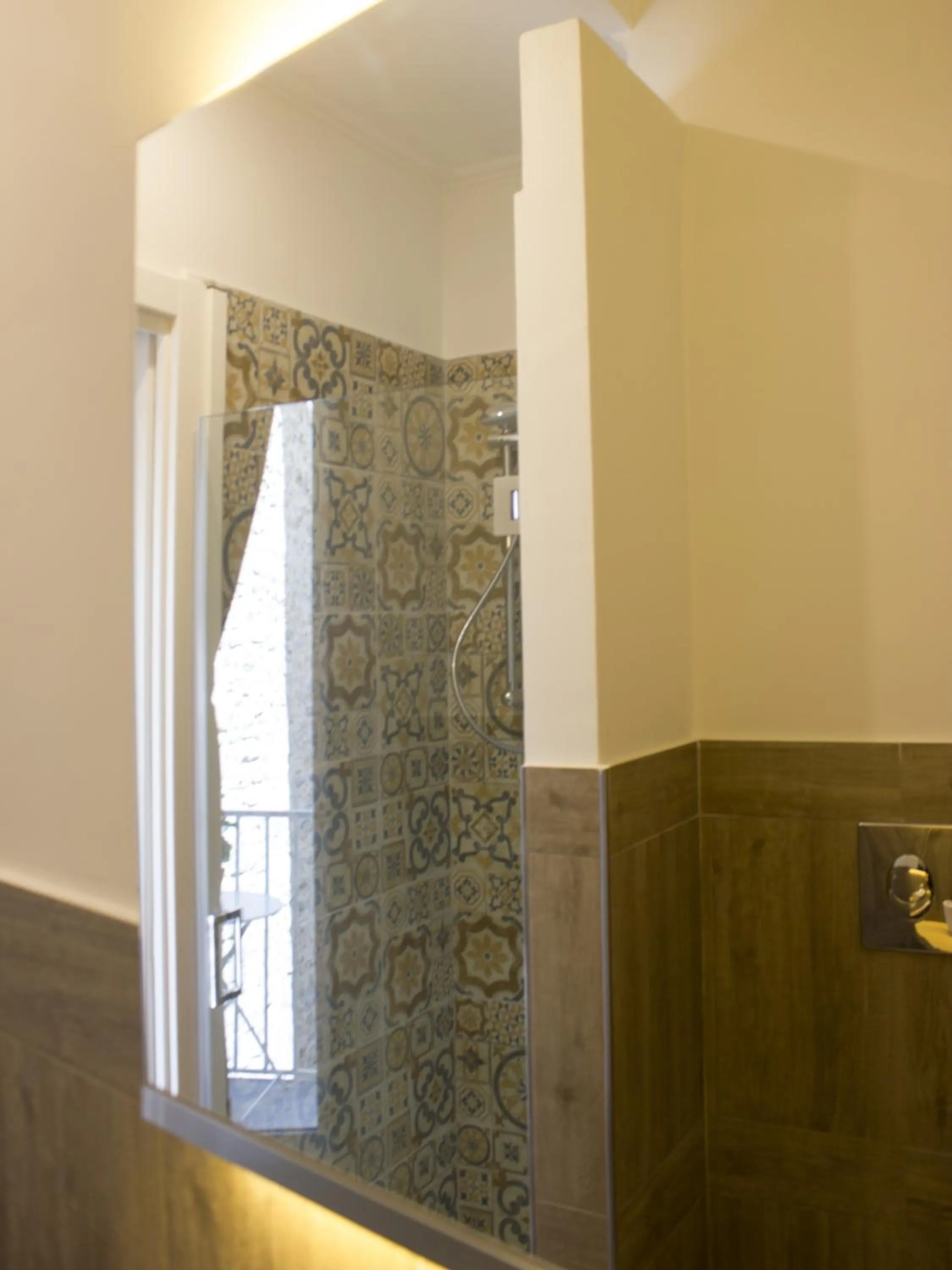 Shower in La Banchina Holiday Rooms