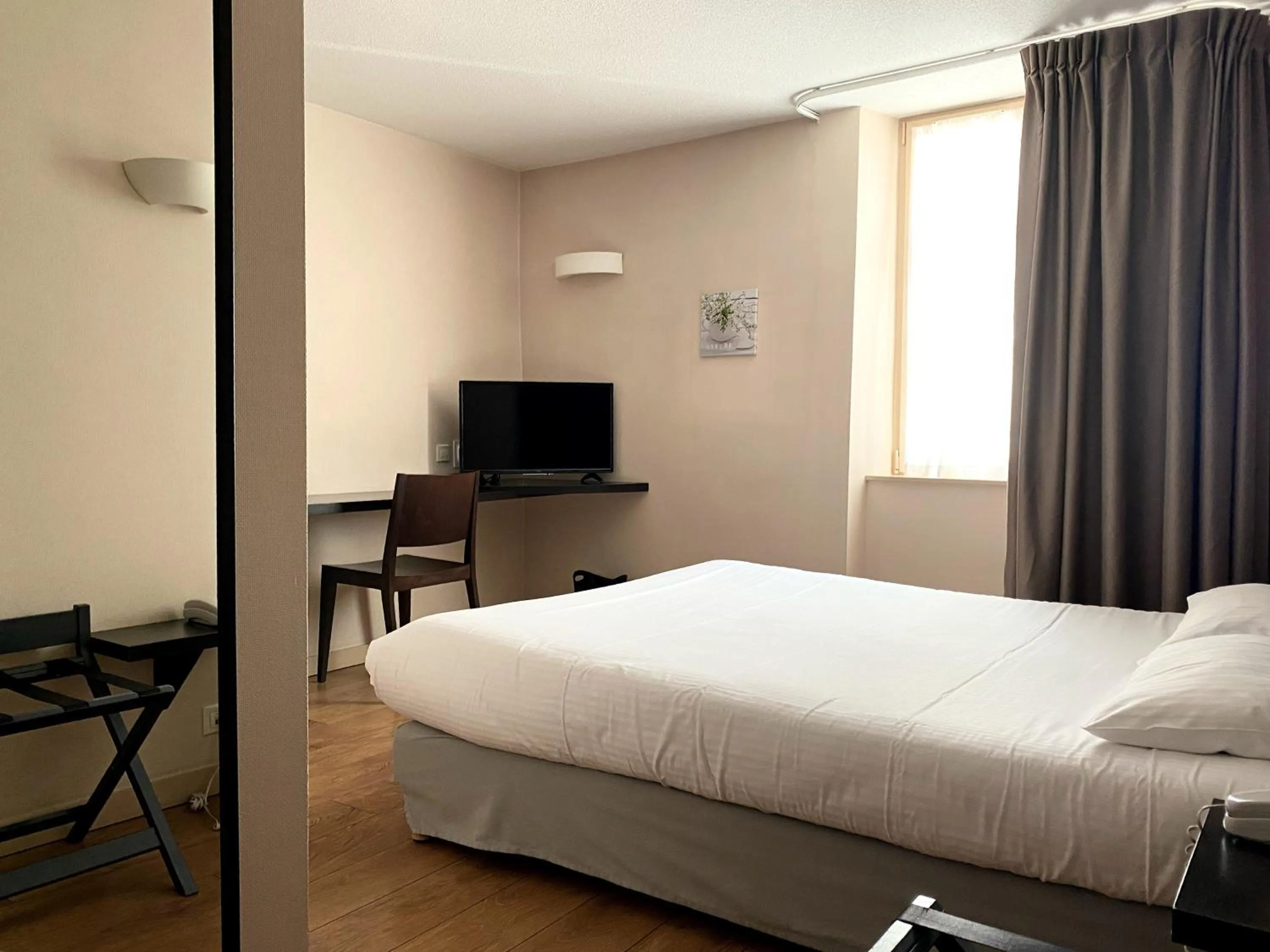 Bedroom, Bed in Logis Hôtel des Deux Forts