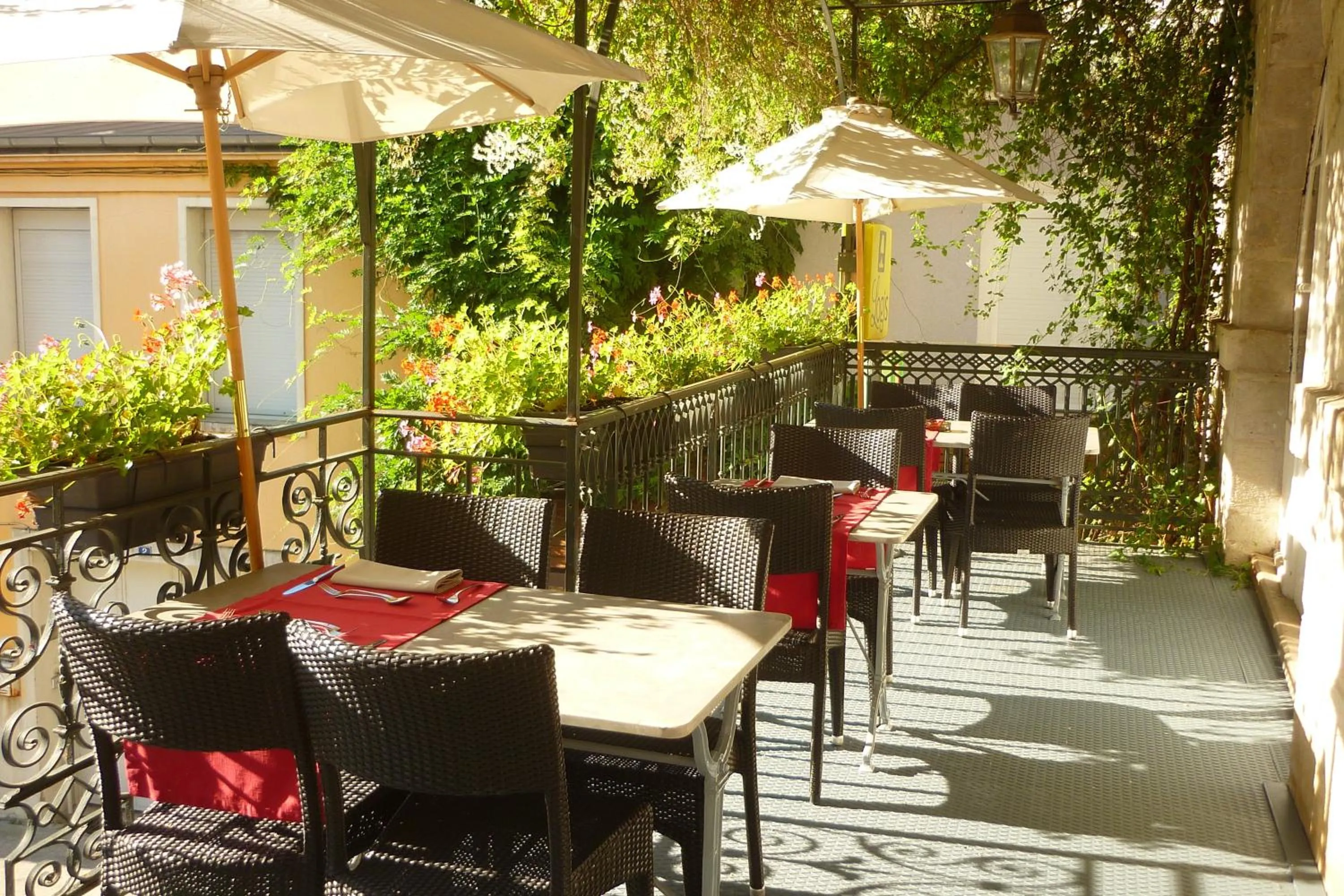 Restaurant/places to eat in Logis Hôtel des Deux Forts