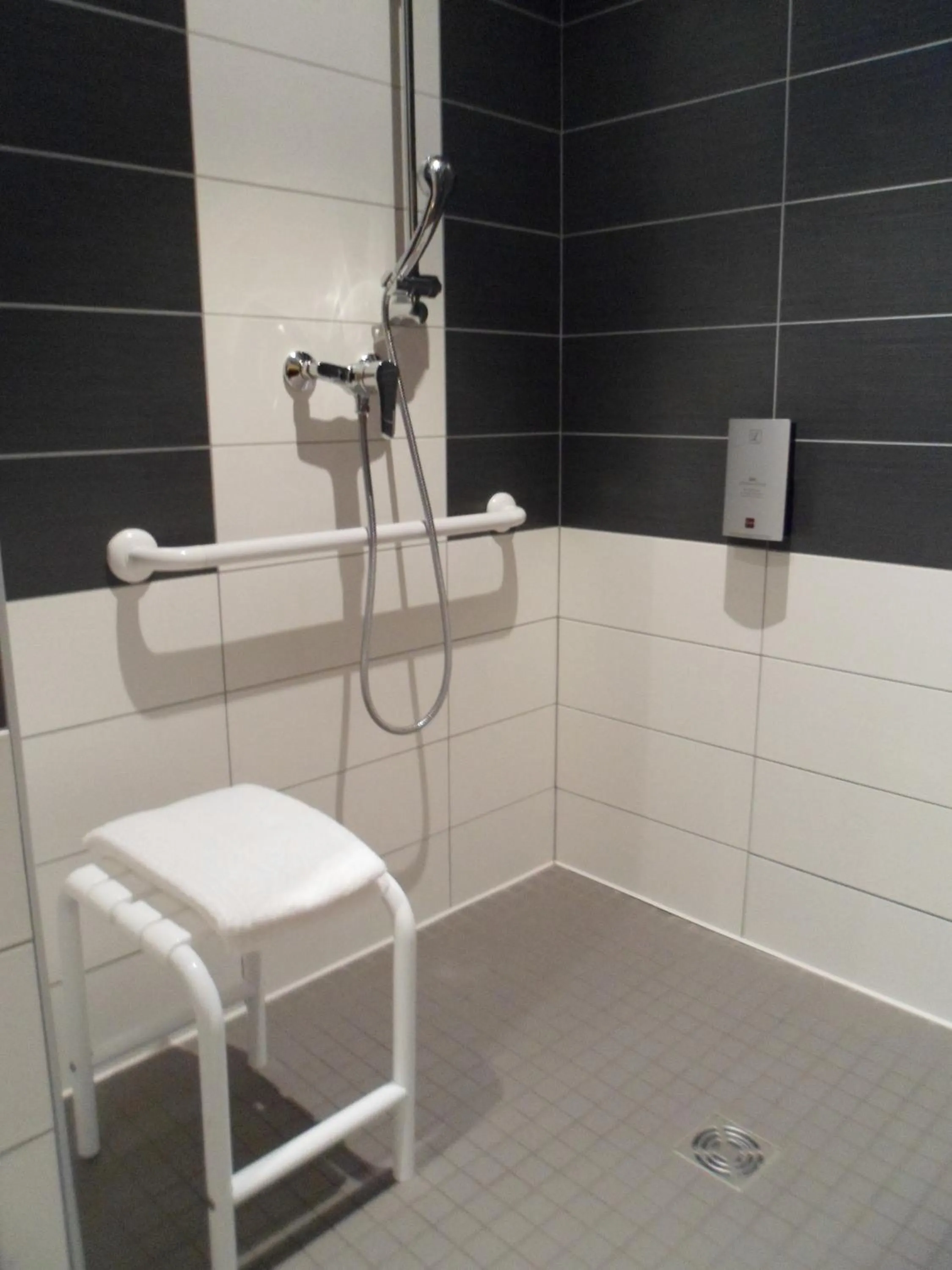 Shower in Logis Hôtel des Deux Forts