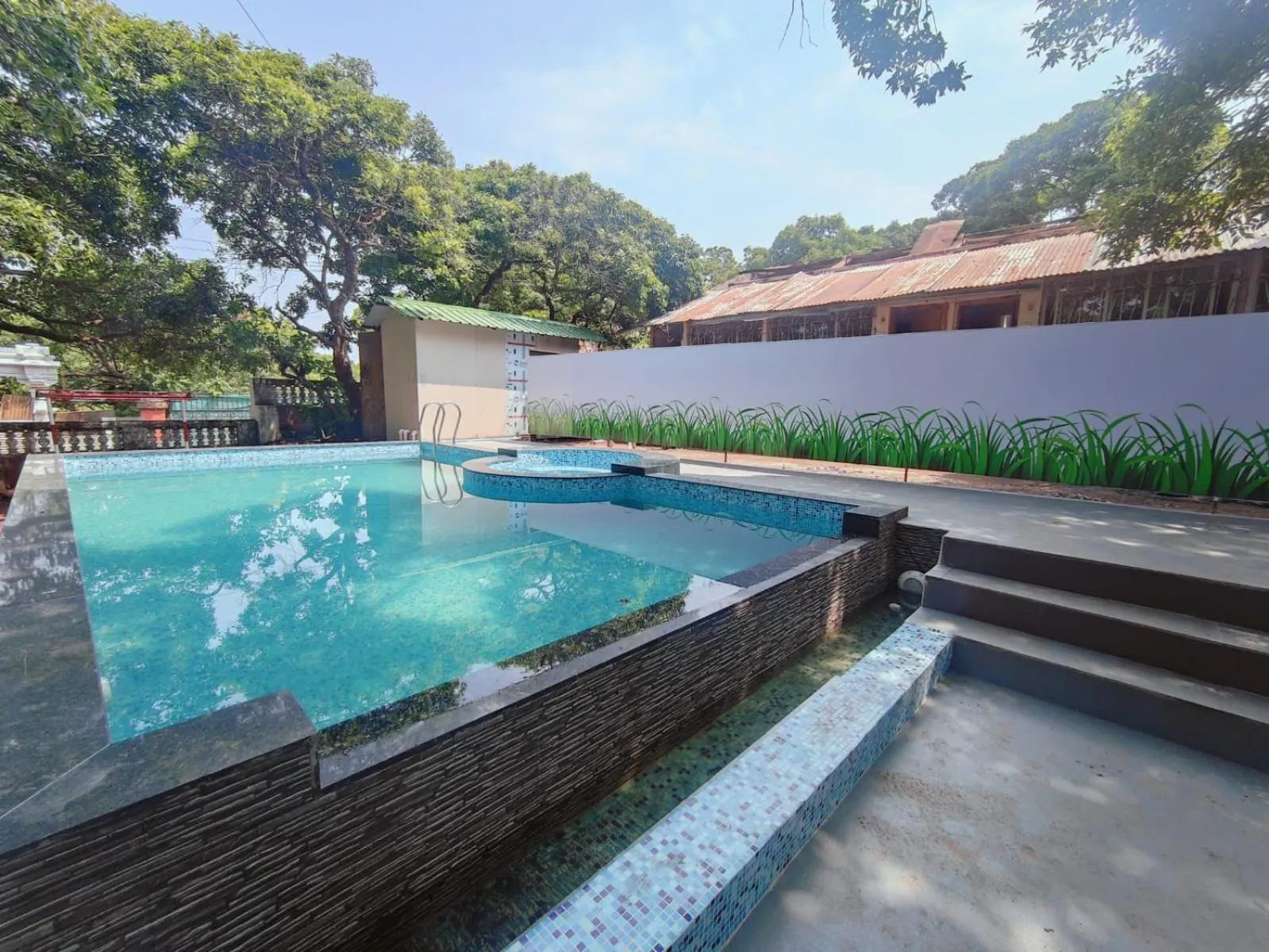 Swimming pool in Rain Raga Resort