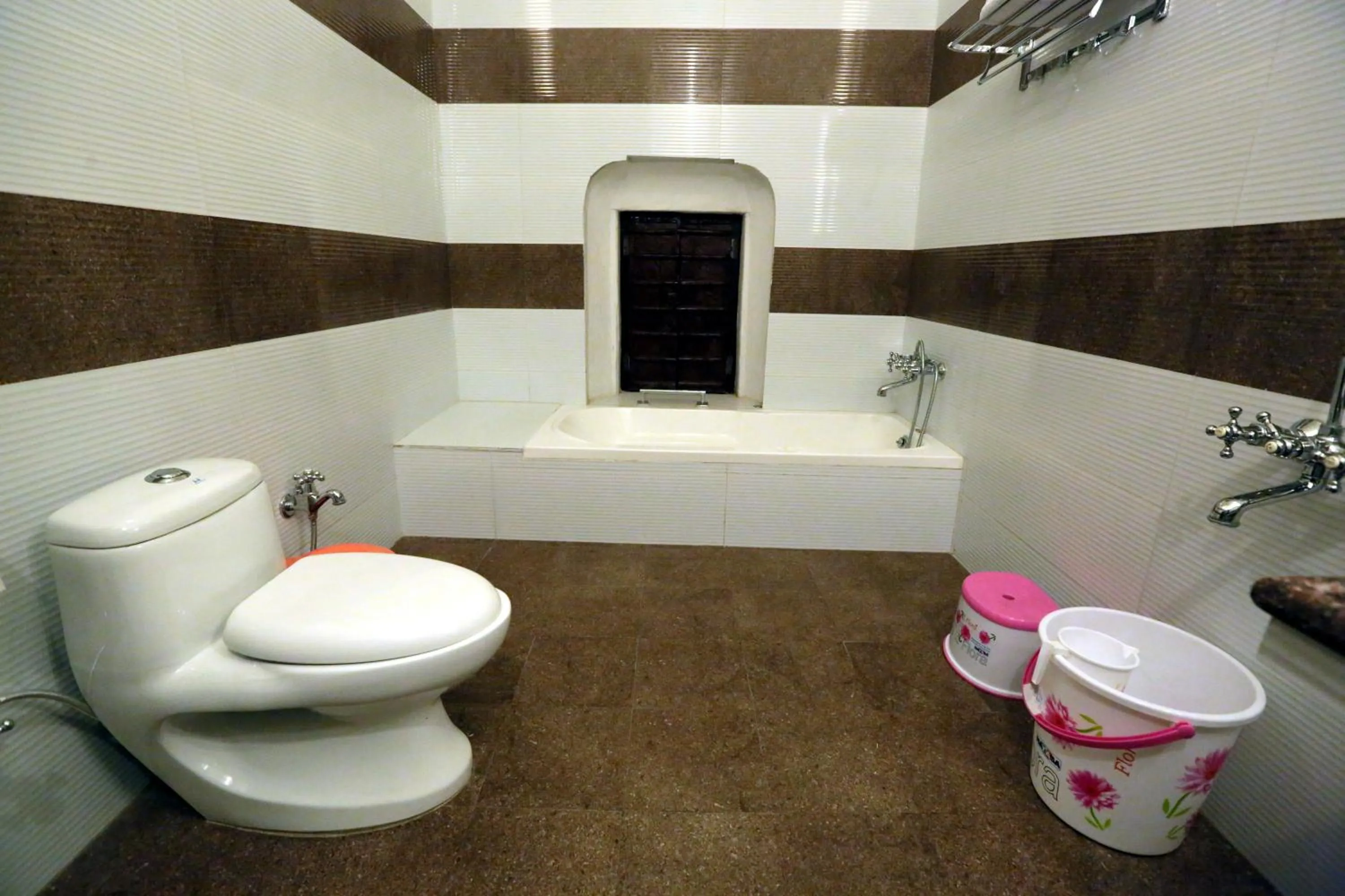 Bathroom in Hotel Radhika Haveli, Mandawa