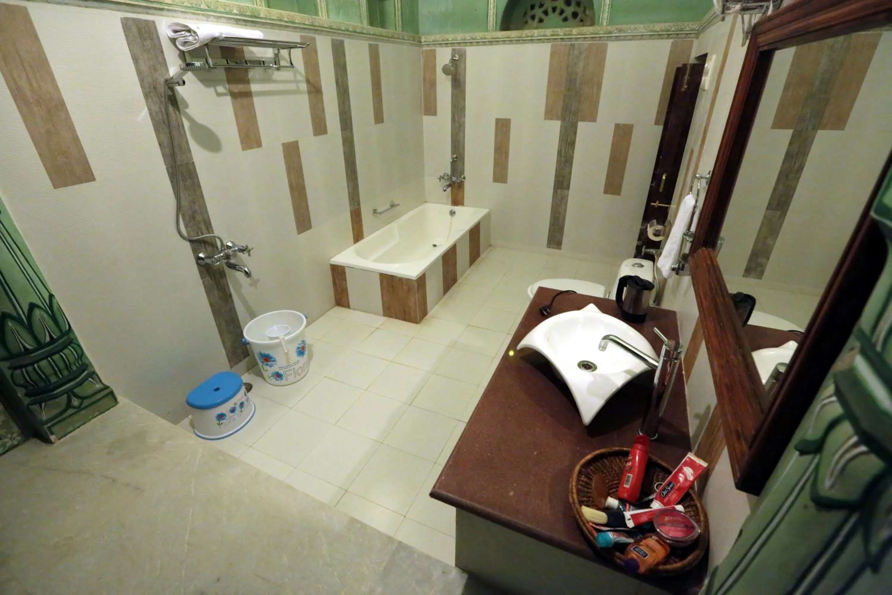 Bathroom in Hotel Radhika Haveli, Mandawa
