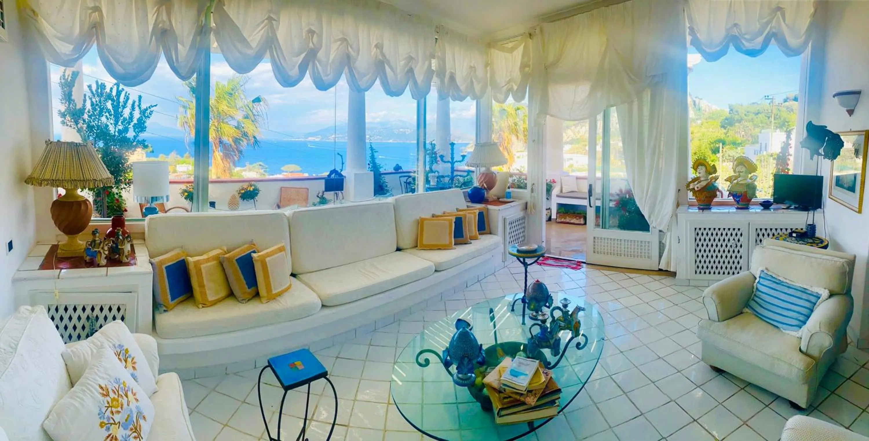 Living room in Scala Fenicia 14 by CapriRooms