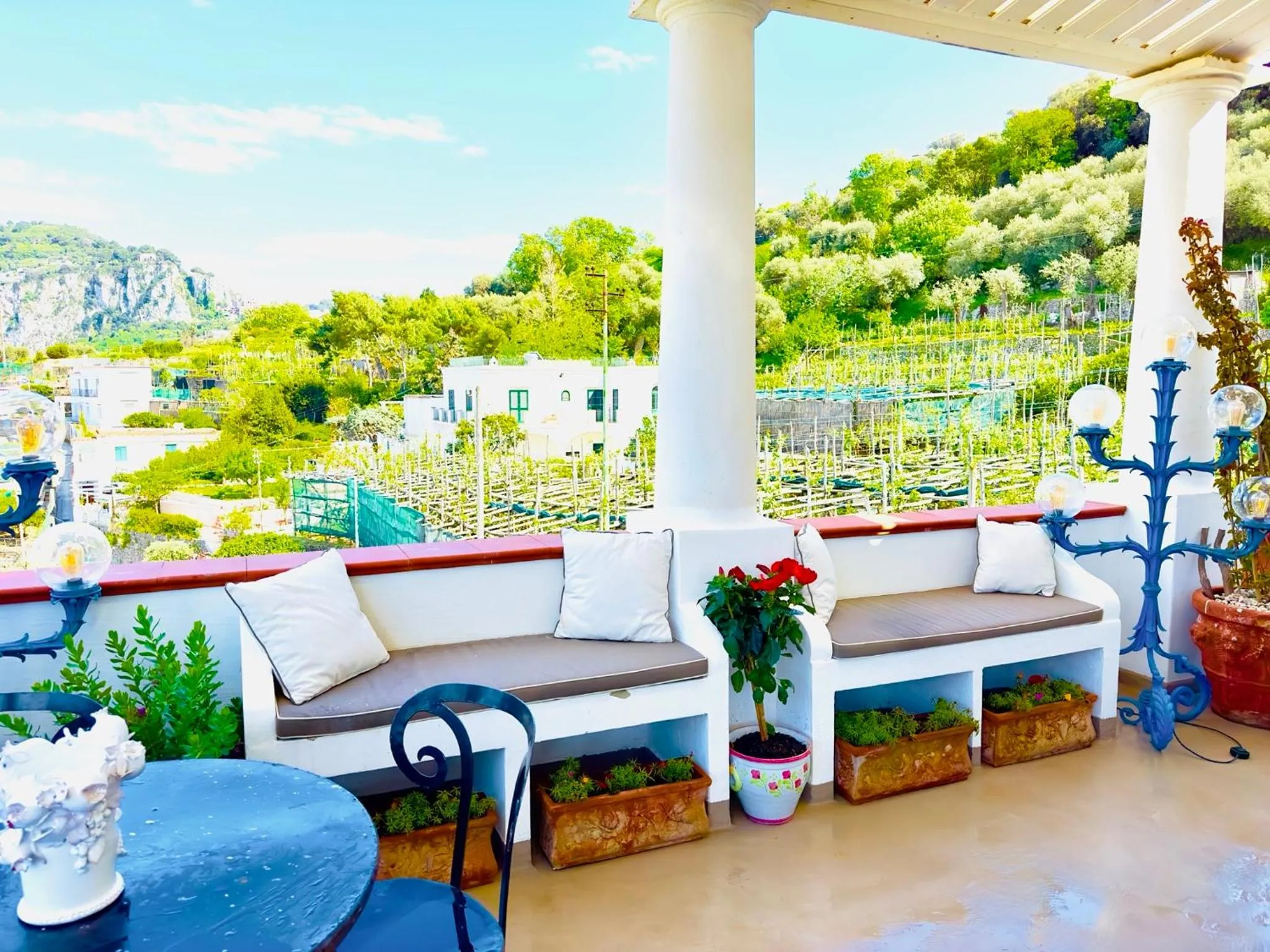 Patio in Scala Fenicia 14 by CapriRooms