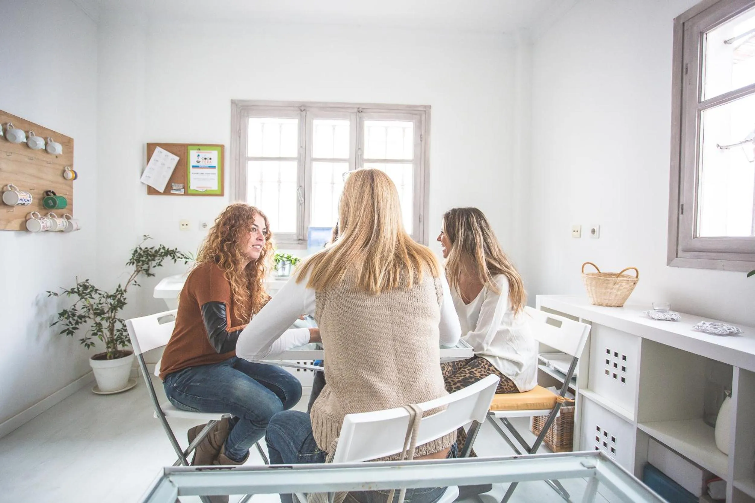 Communal kitchen in La Cocotera Boutique Hostel & Coworking