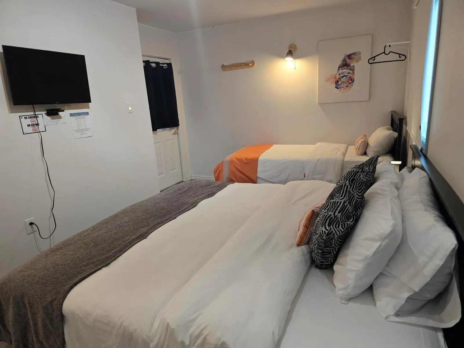 Bed in SHORE VISTA LODGE