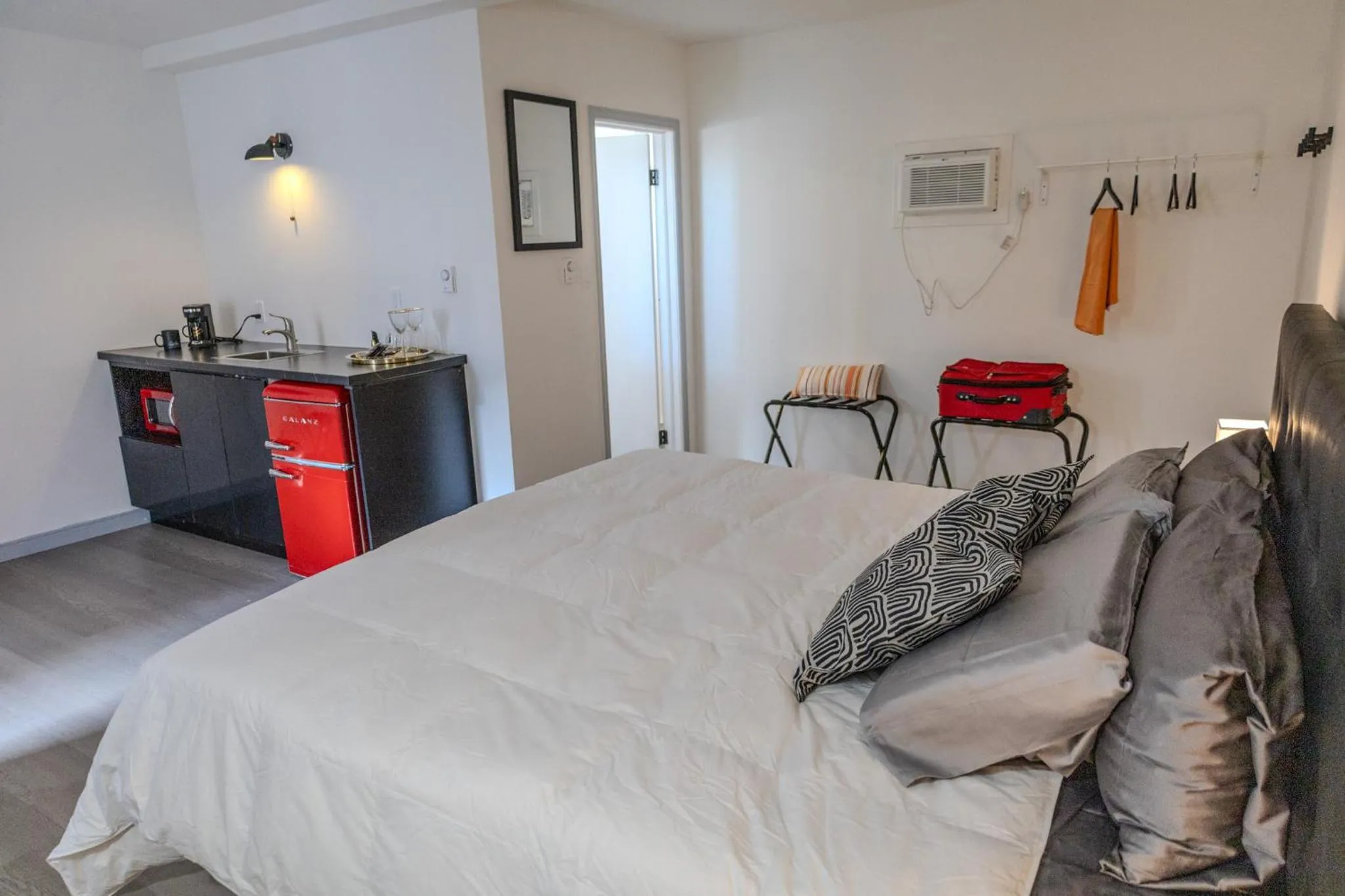 Bed in SHORE VISTA LODGE