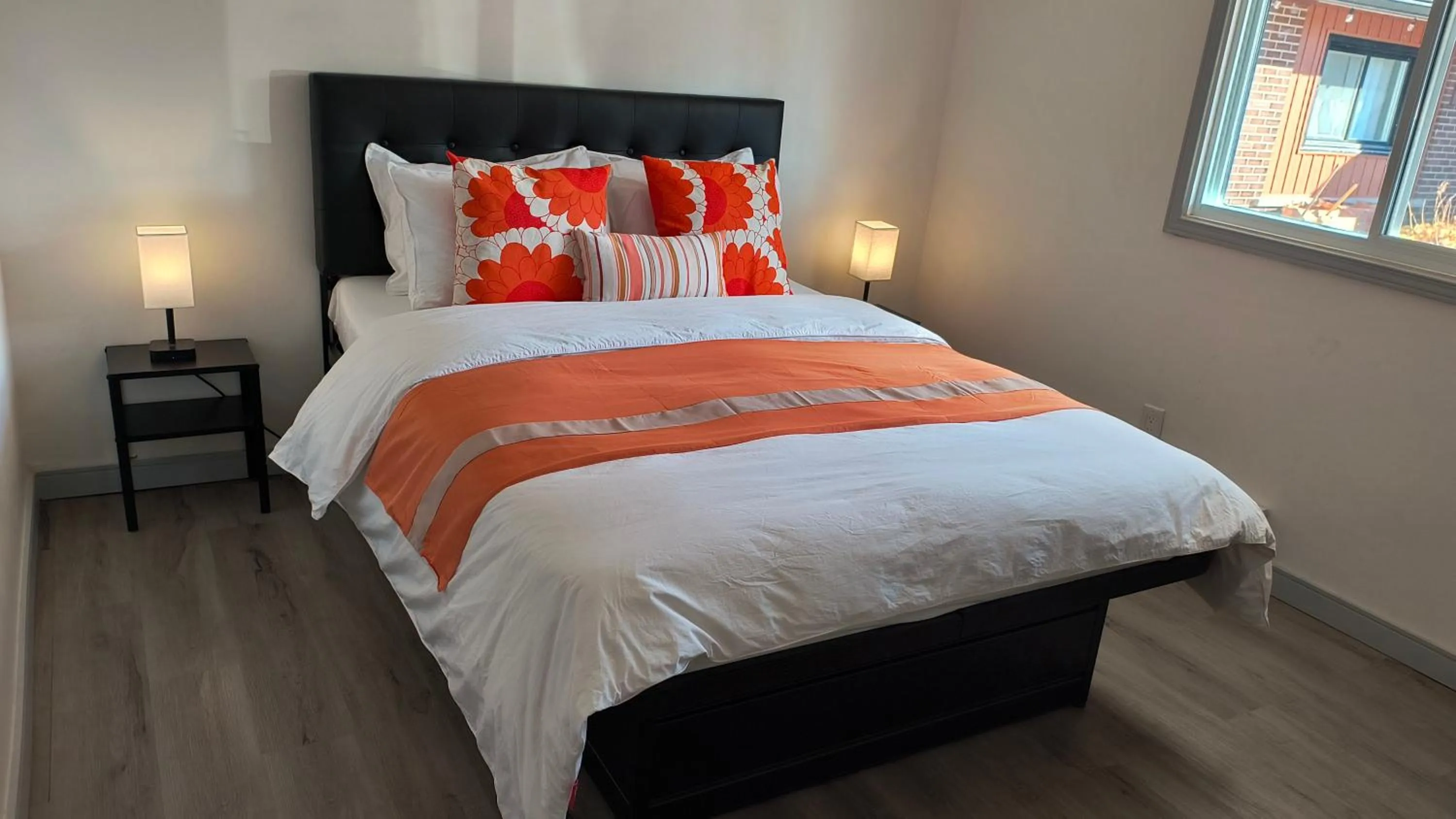 Bed in SHORE VISTA LODGE