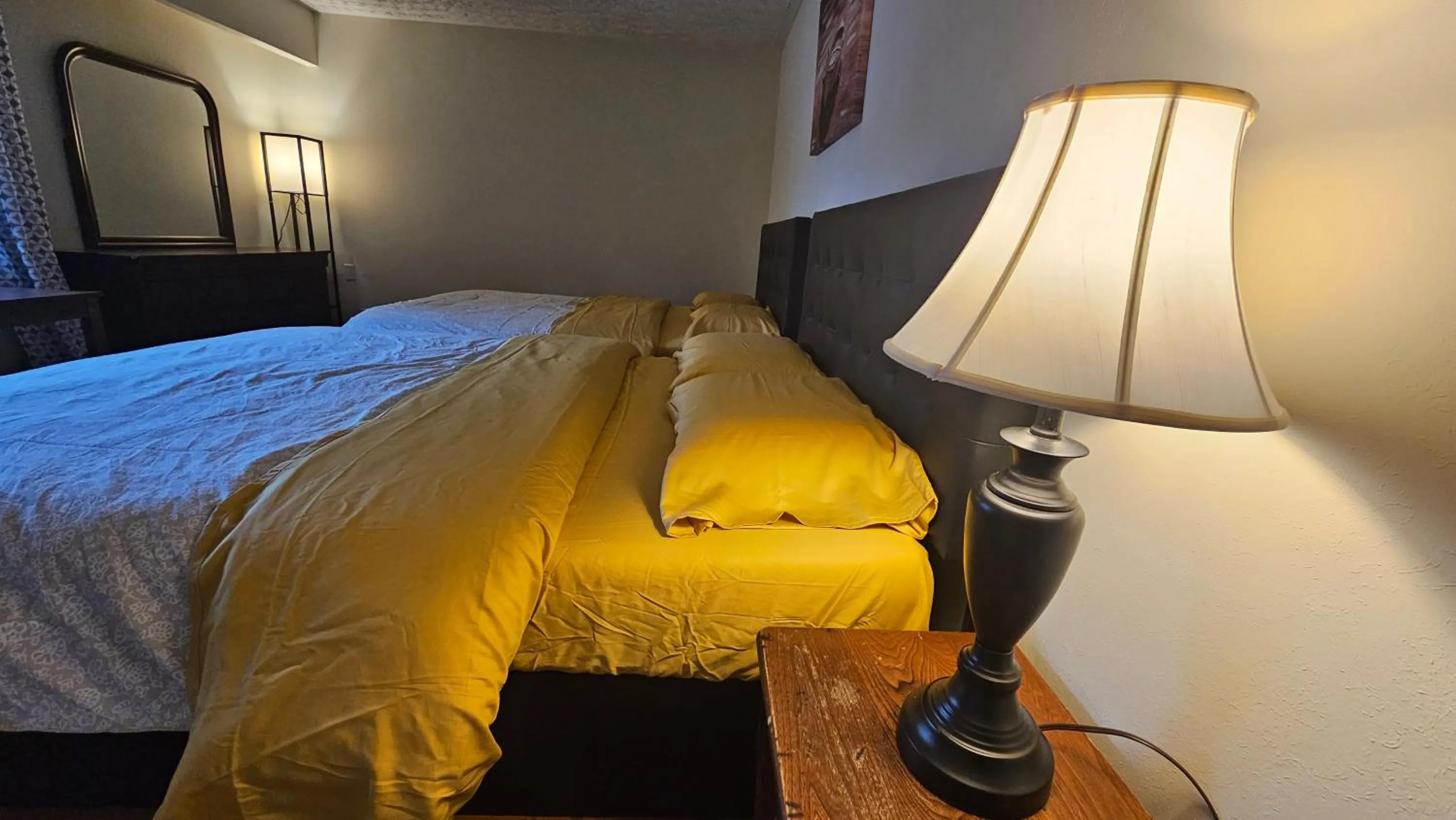 Bed in SHORE VISTA LODGE