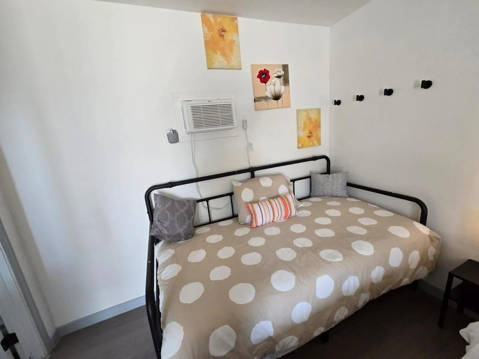 Bed in SHORE VISTA LODGE