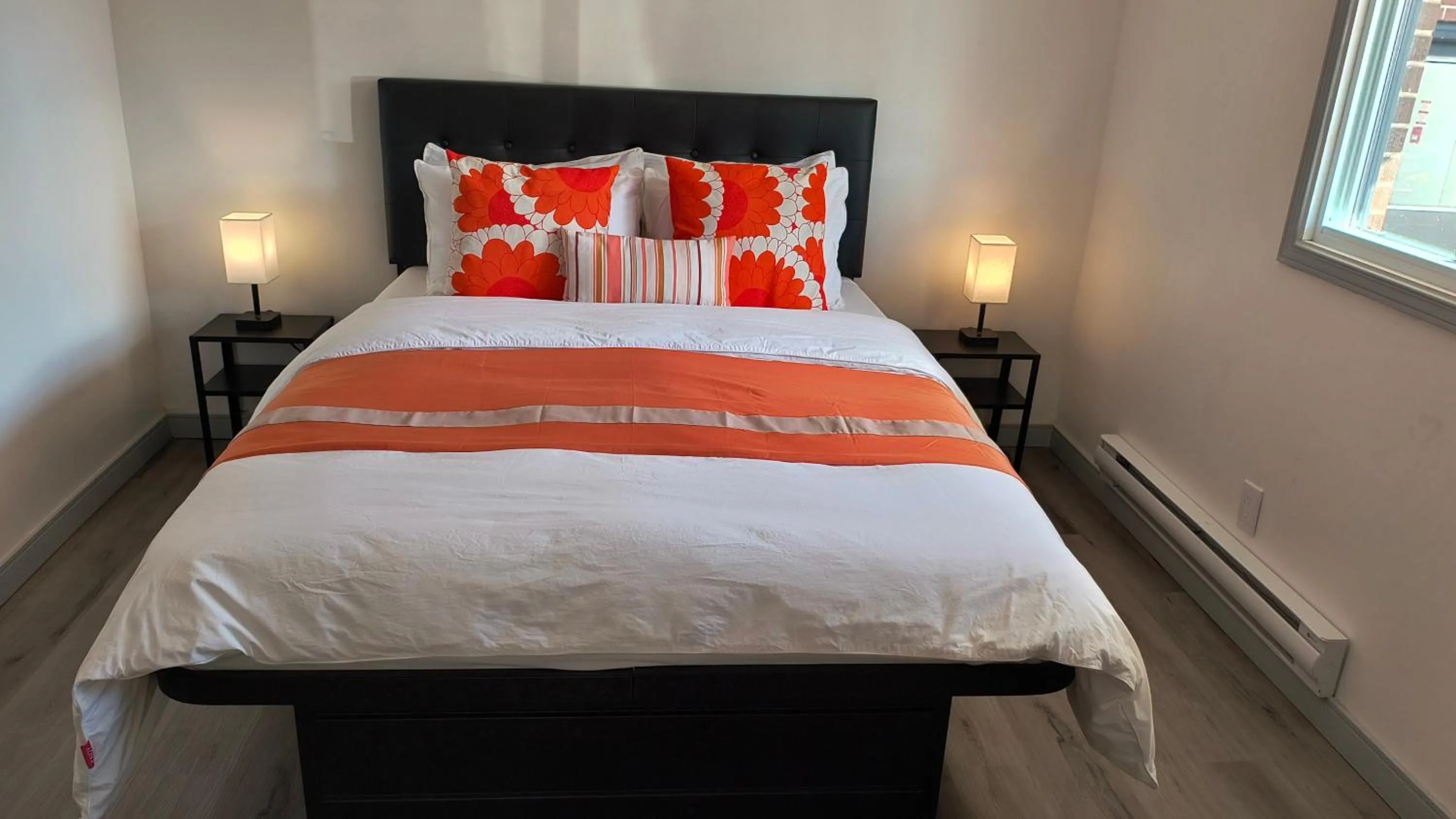 Bed in SHORE VISTA LODGE