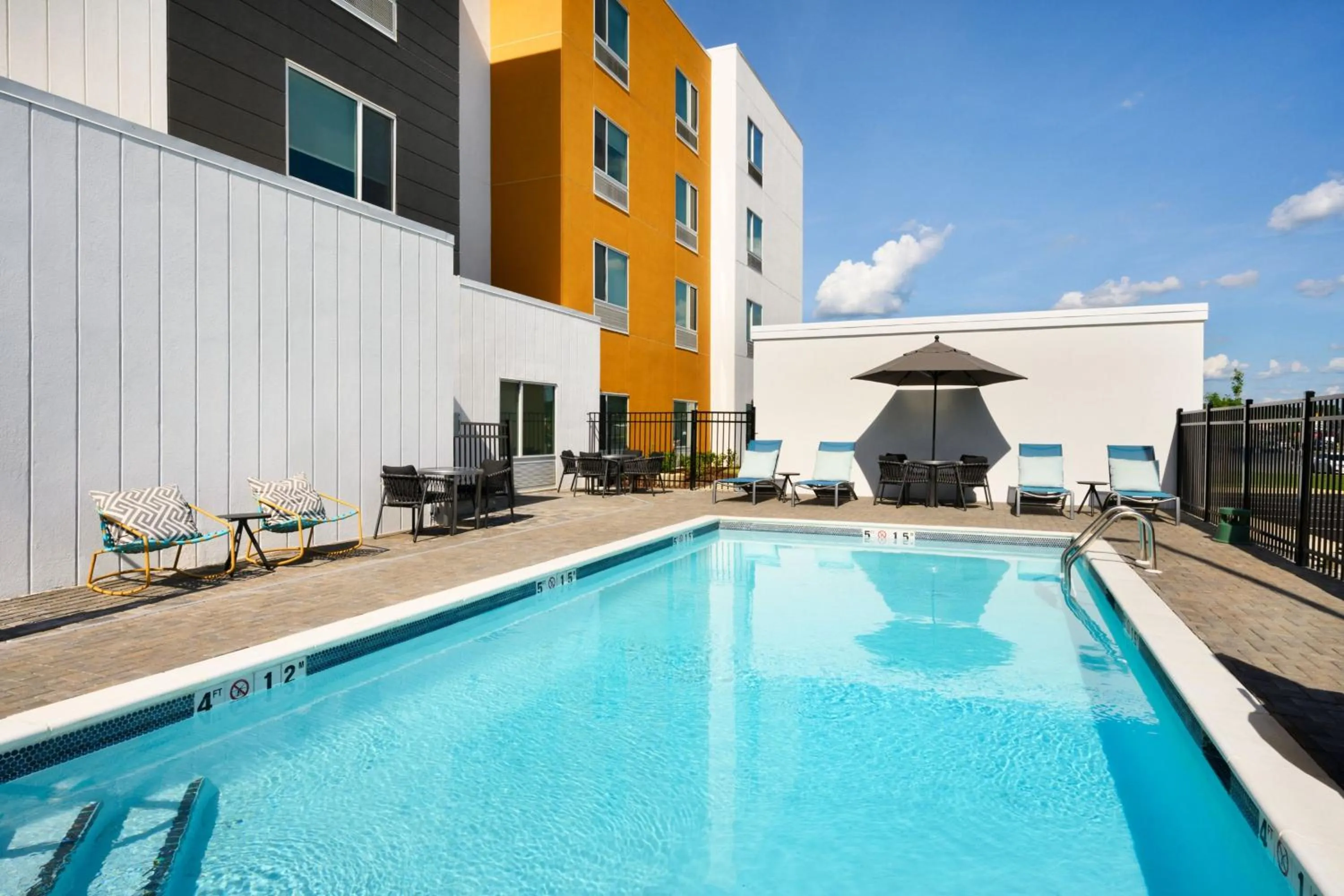 Swimming pool in TownePlace Suites by Marriott Oxford AL