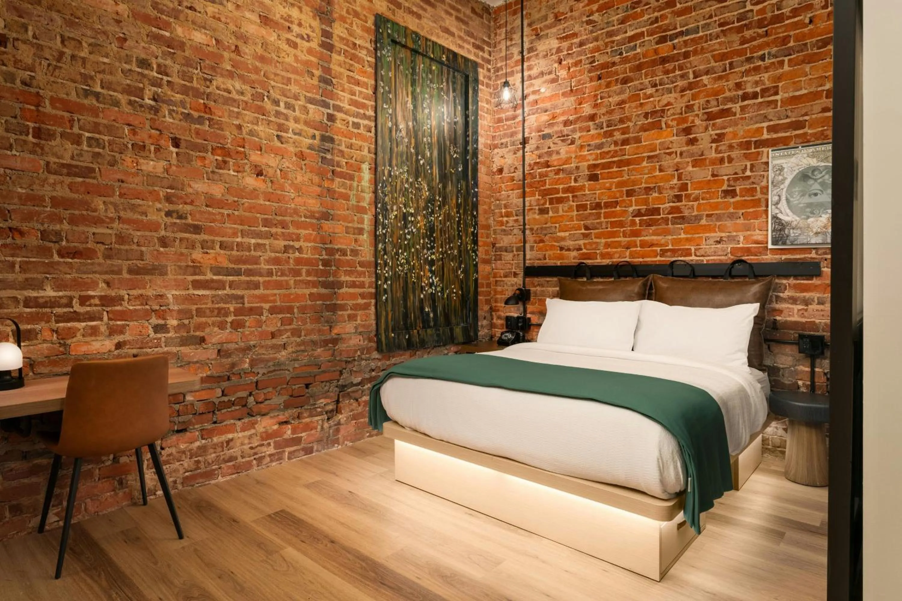 Photo of the whole room, Bed in Moxy Columbia Downtown