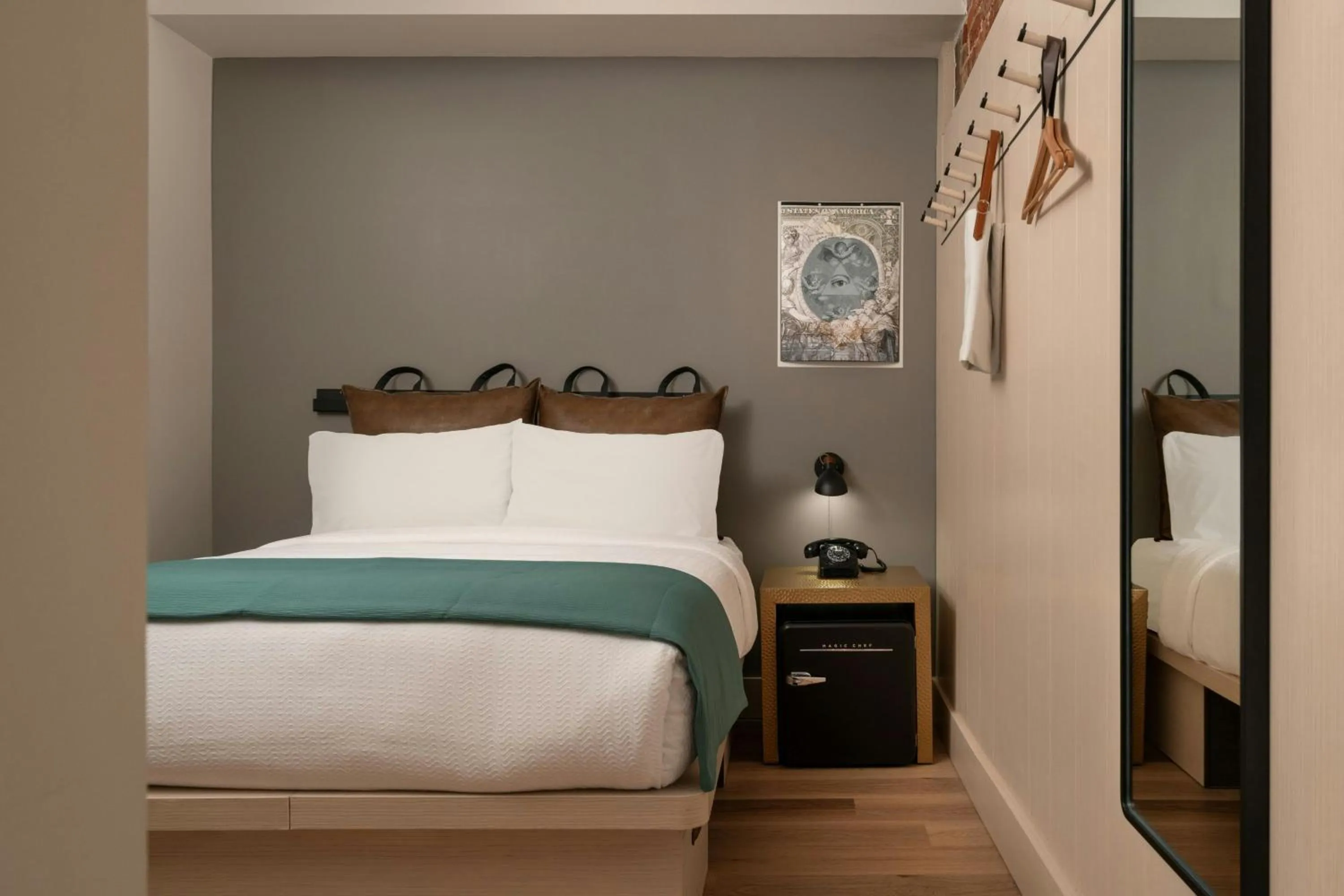 Photo of the whole room, Bed in Moxy Columbia Downtown