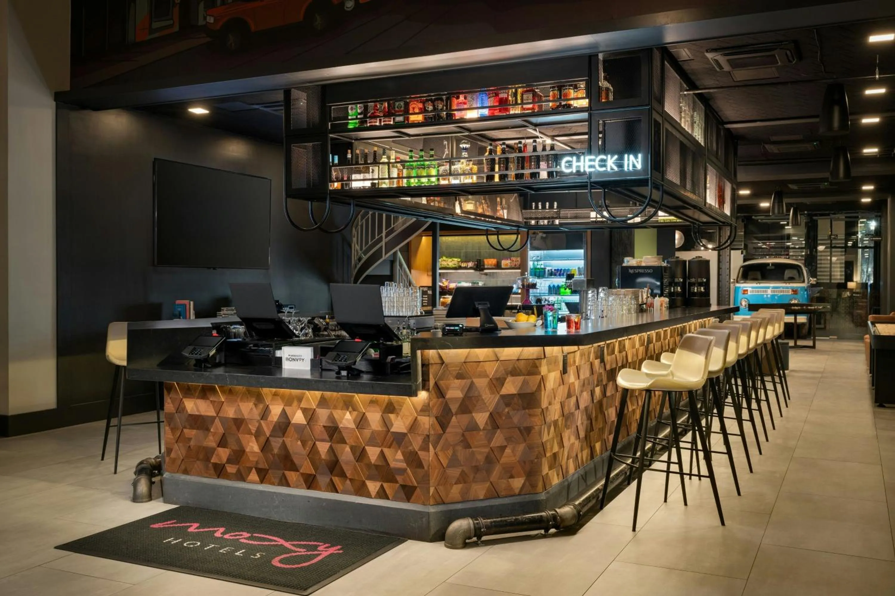 Lounge or bar in Moxy Columbia Downtown