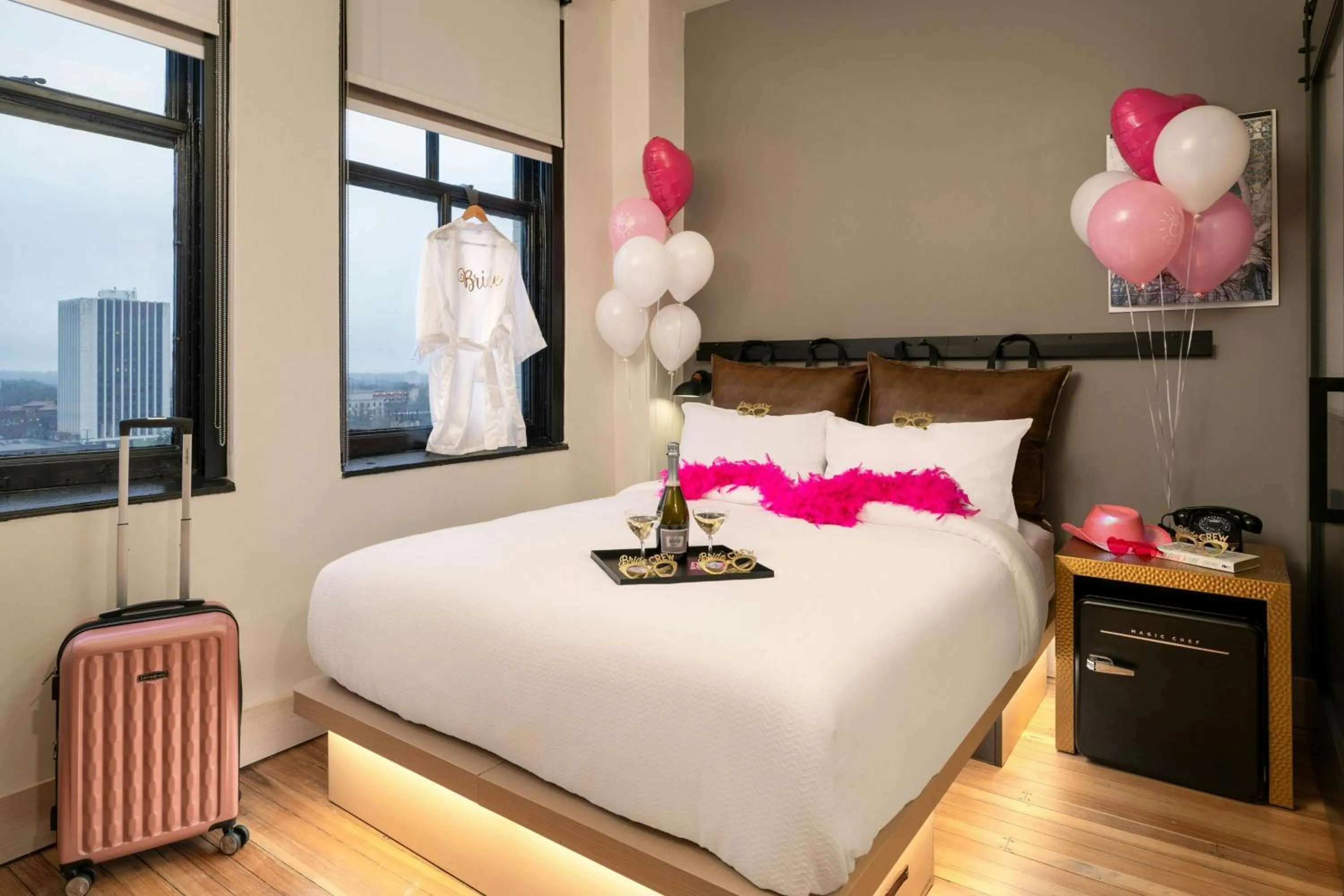 Photo of the whole room, Bed in Moxy Columbia Downtown