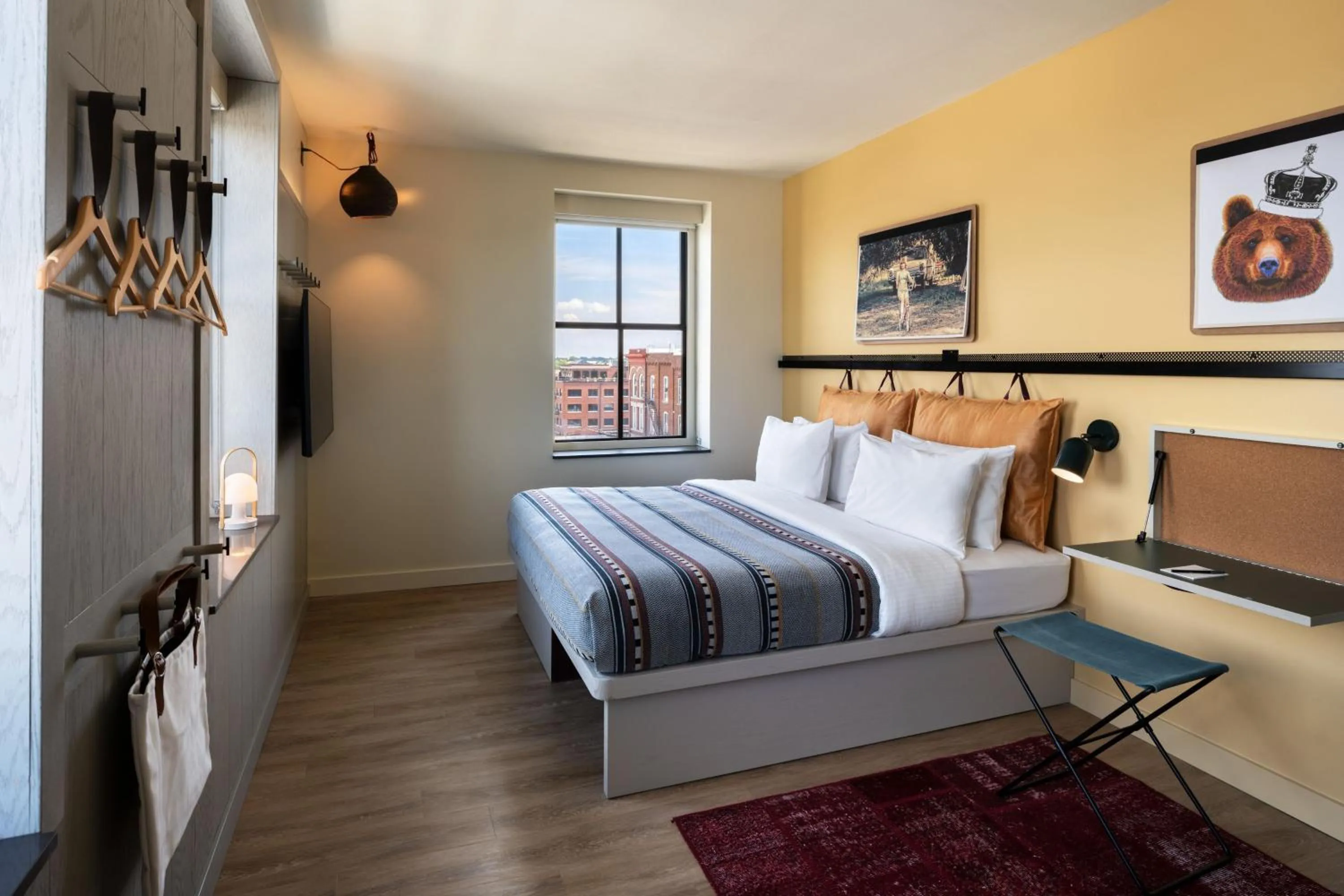 Photo of the whole room, Bed in Moxy Springfield Downtown