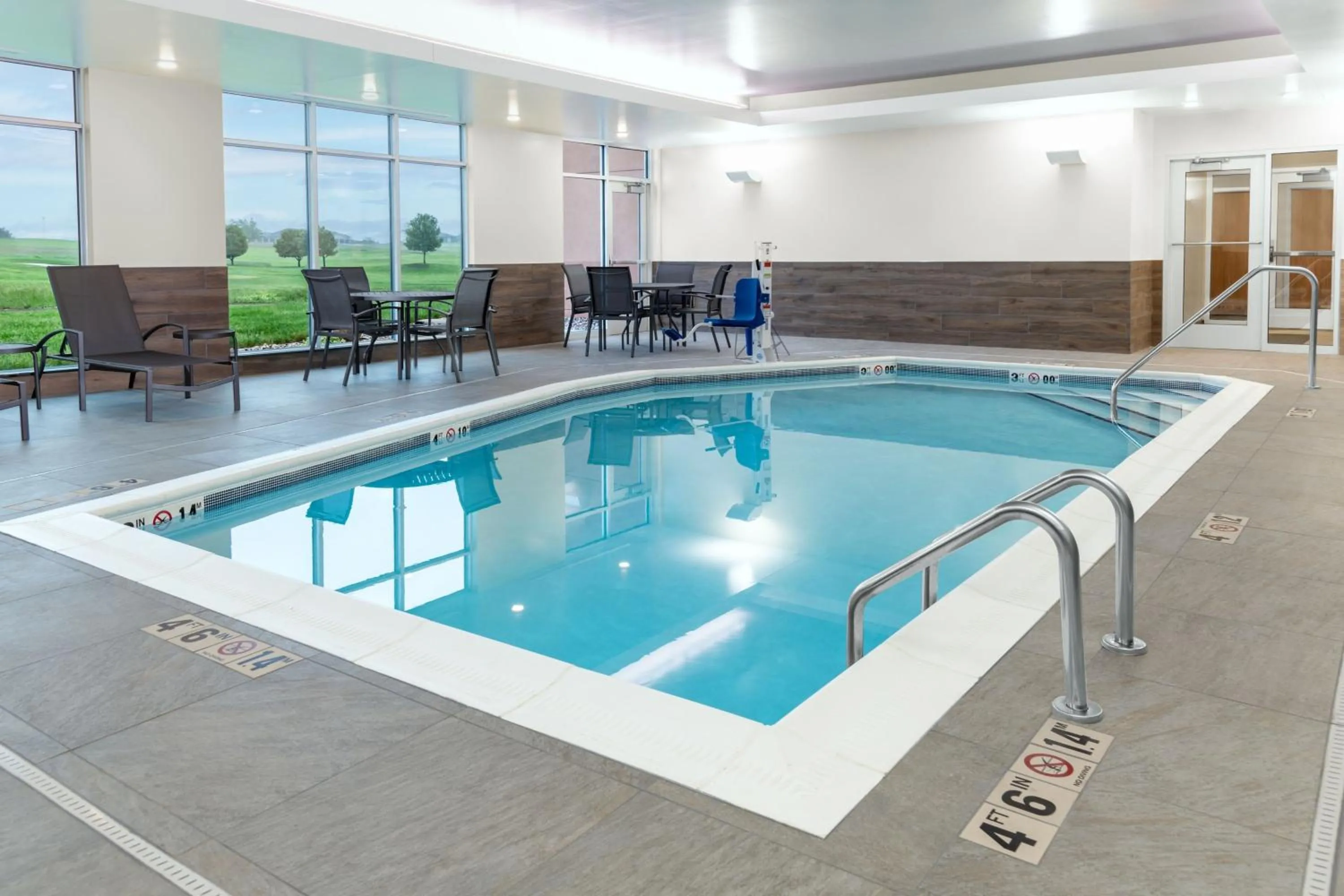 Swimming pool in Fairfield by Marriott Inn & Suites Sioux Center
