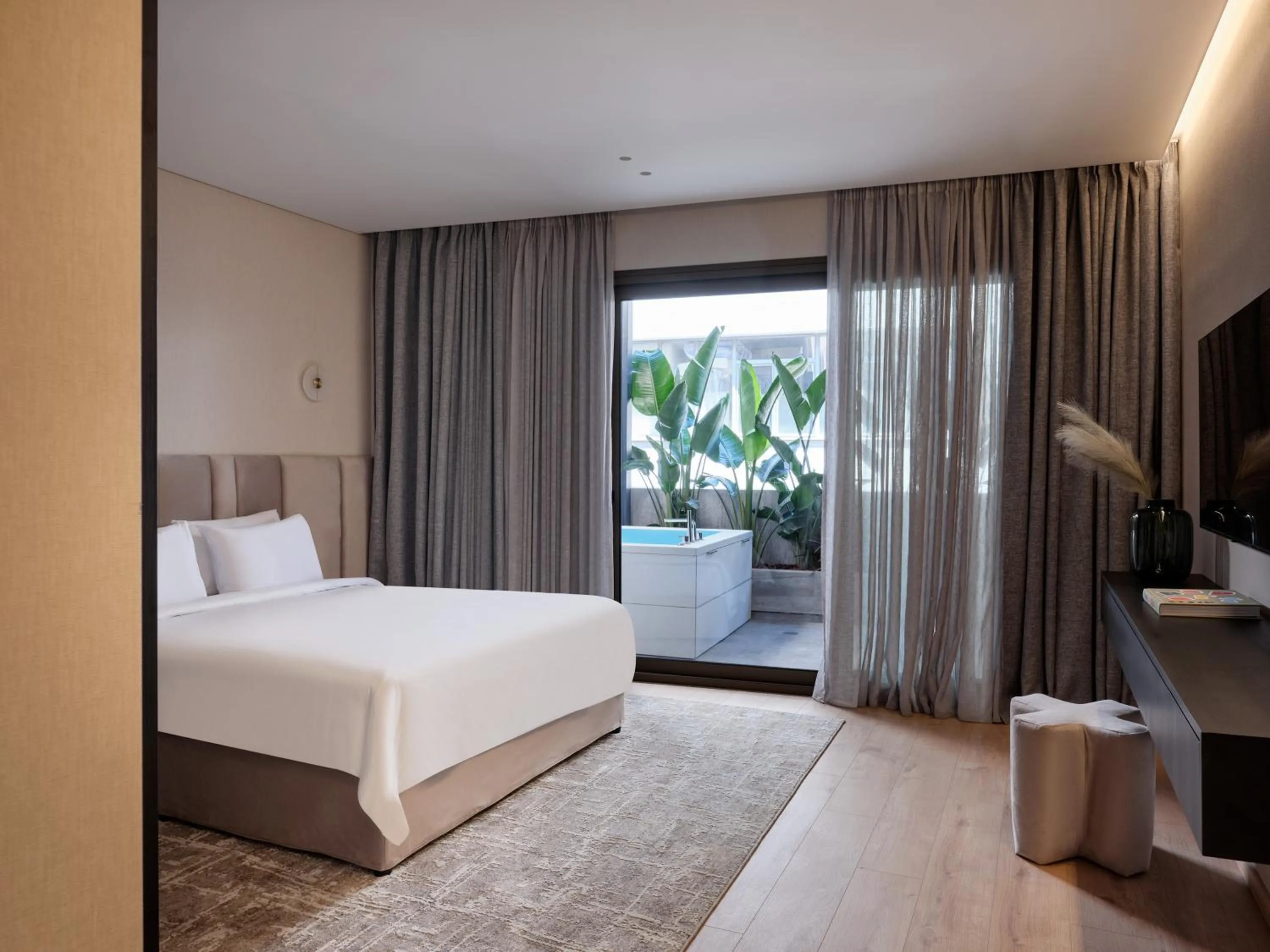 Hot Tub, Bed in Nur Outline Aparthotel