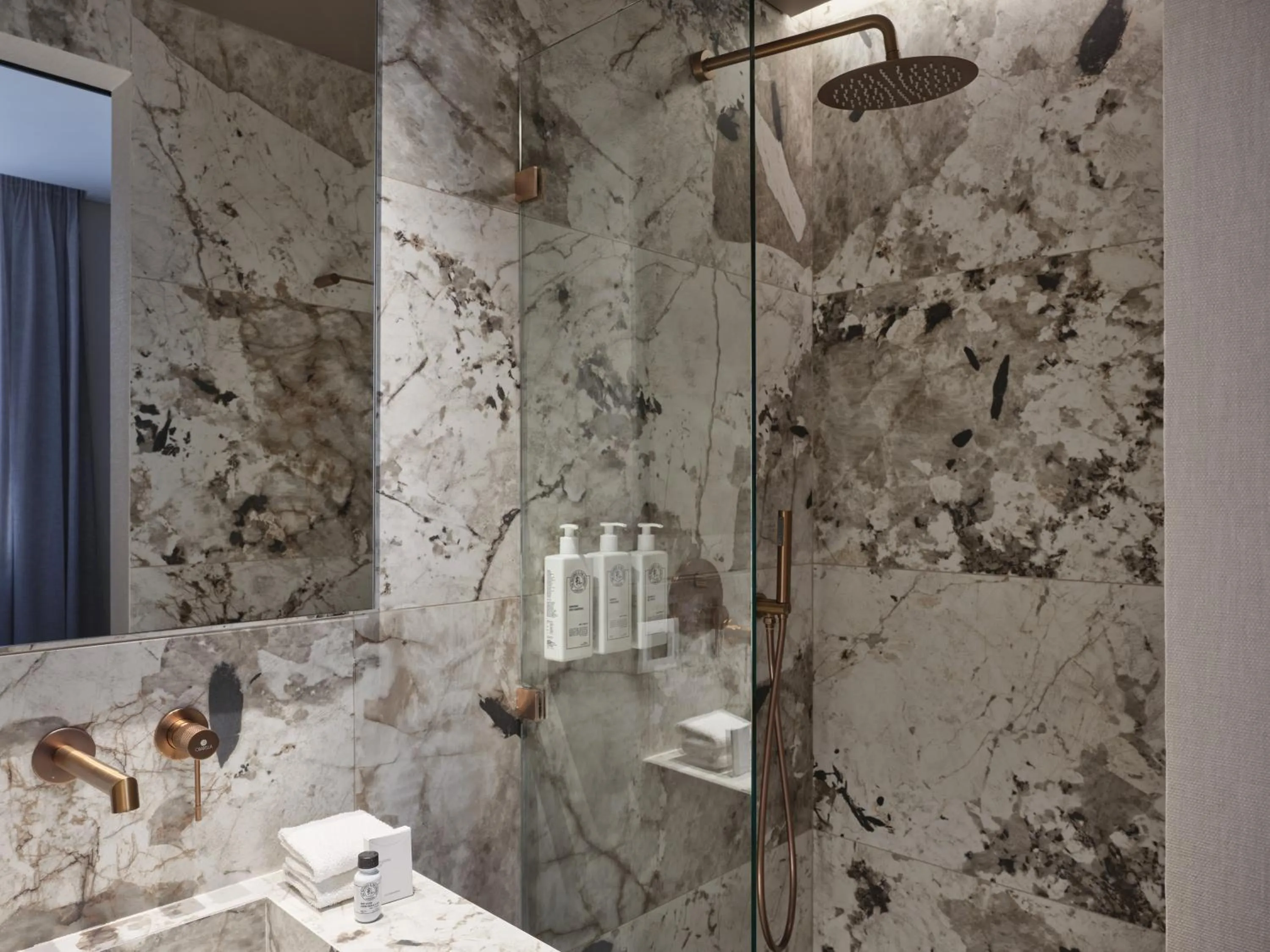 Shower in Nur Outline Aparthotel