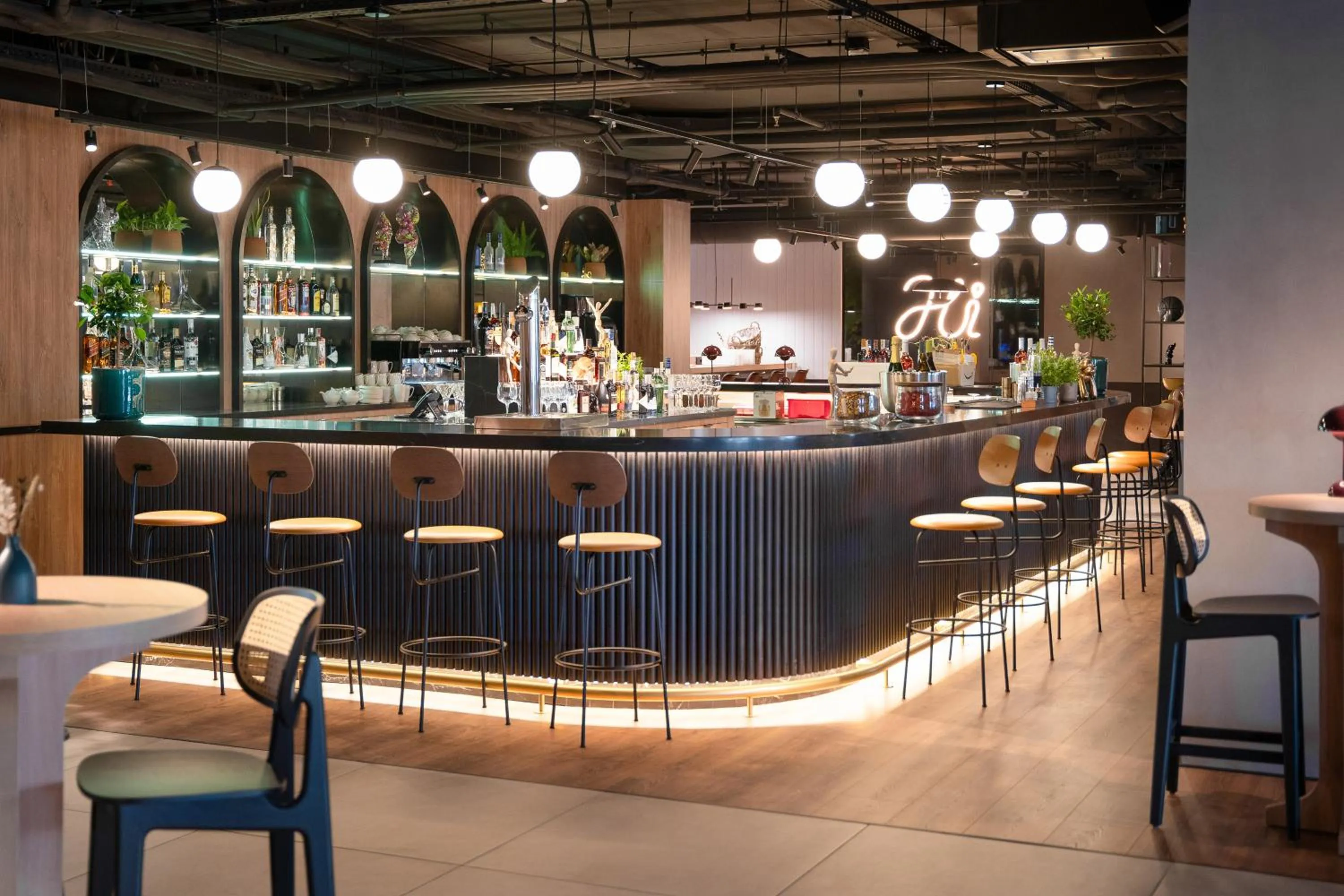 Lounge or bar in INNSiDE by Meliá Madrid Valdebebas