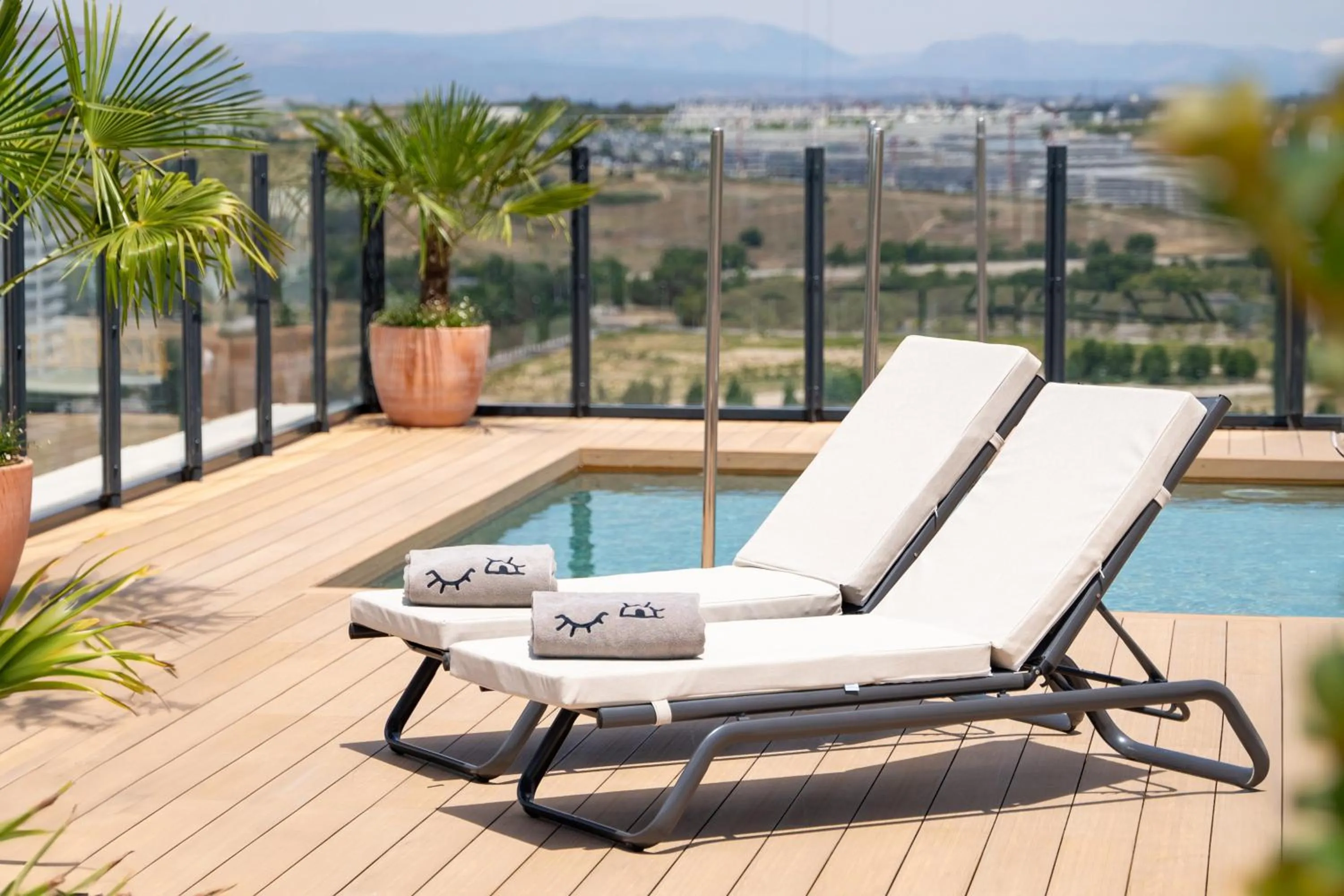 Swimming pool in INNSiDE by Meliá Madrid Valdebebas