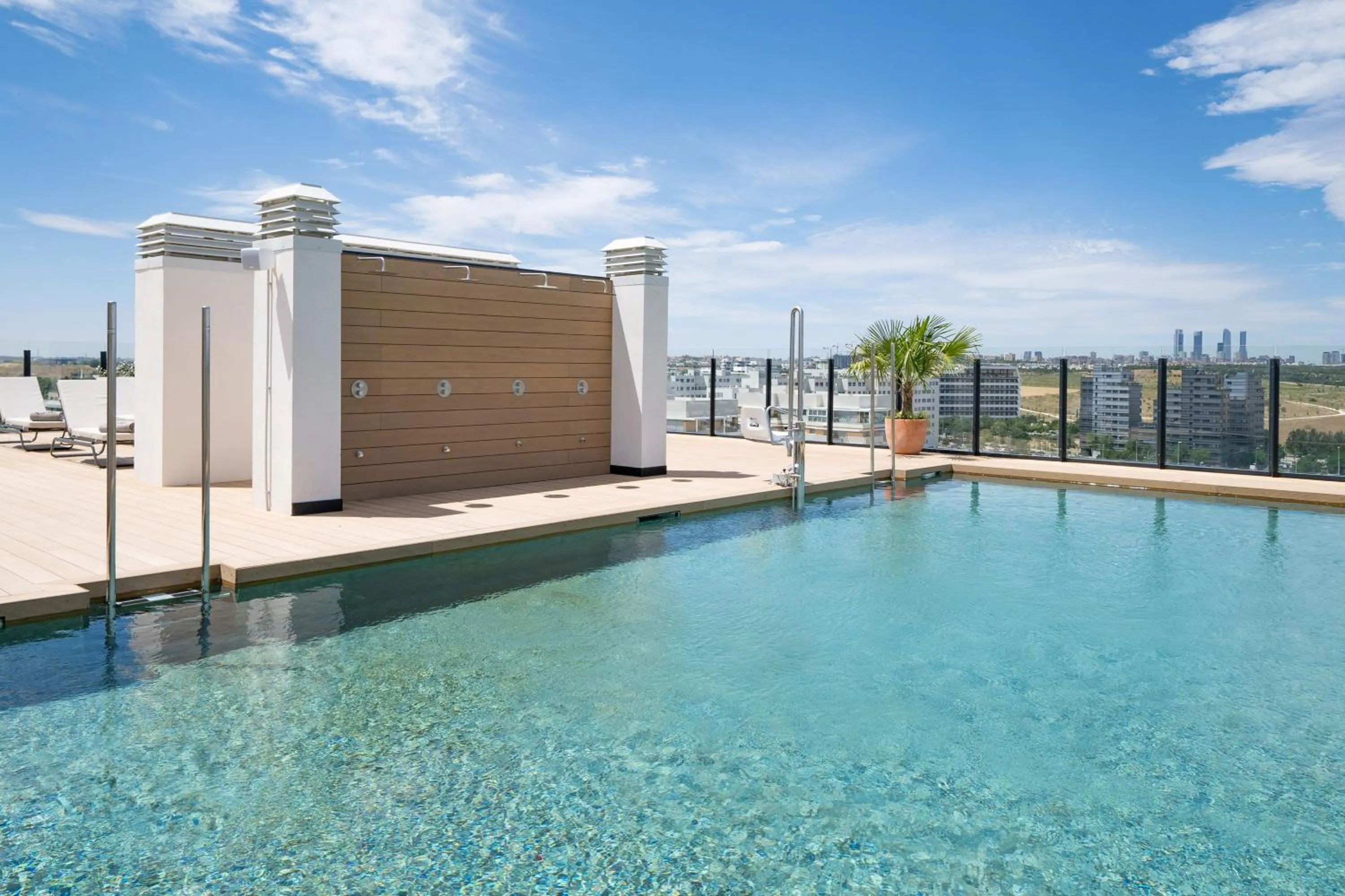 Swimming pool in INNSiDE by Meliá Madrid Valdebebas